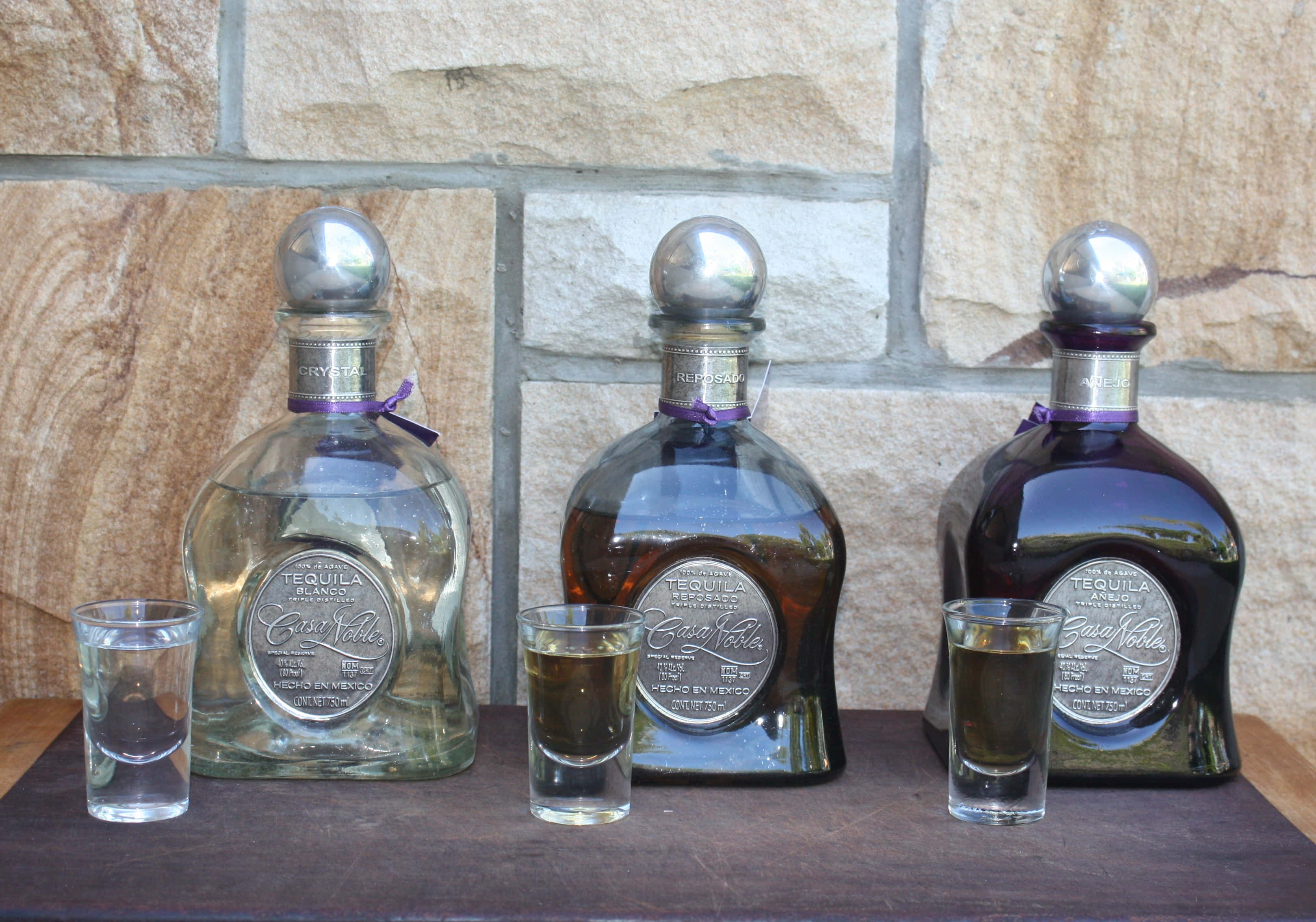 Casa Noble, silver tops, purple ribbons, 2K Desktop Wallpaper
