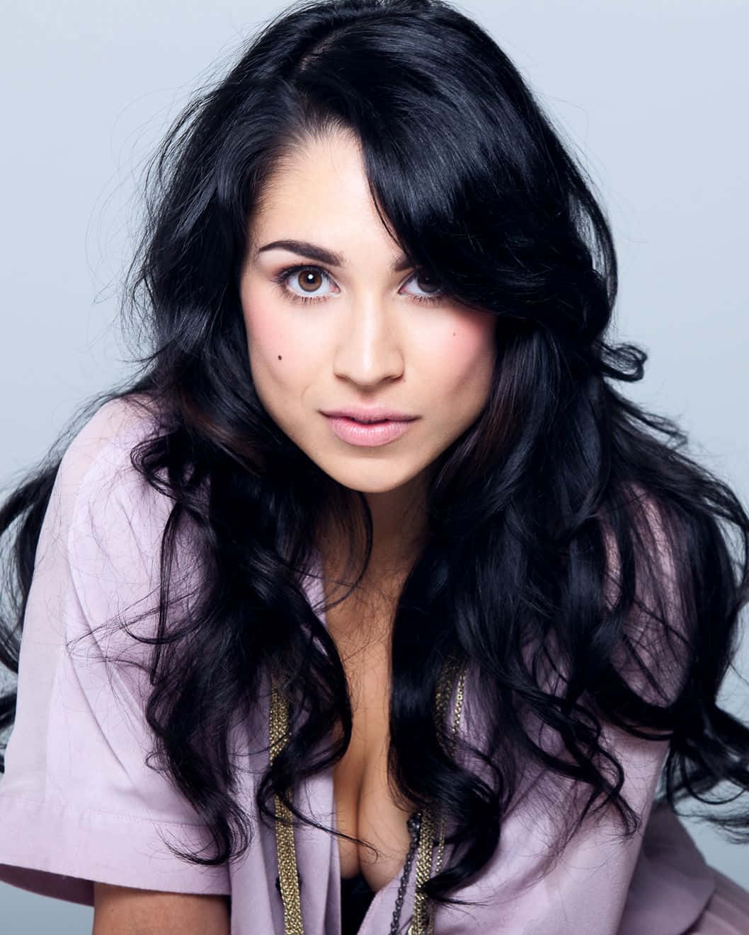 Cassie Steele, long dark wavy hair, soft makeup, HD Phone Wallpaper
