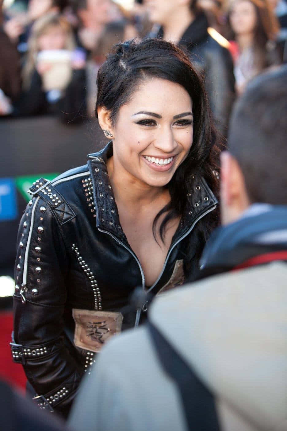 Cassie Steele, studded black leather jacket, crowded event, HD Phone Wallpaper