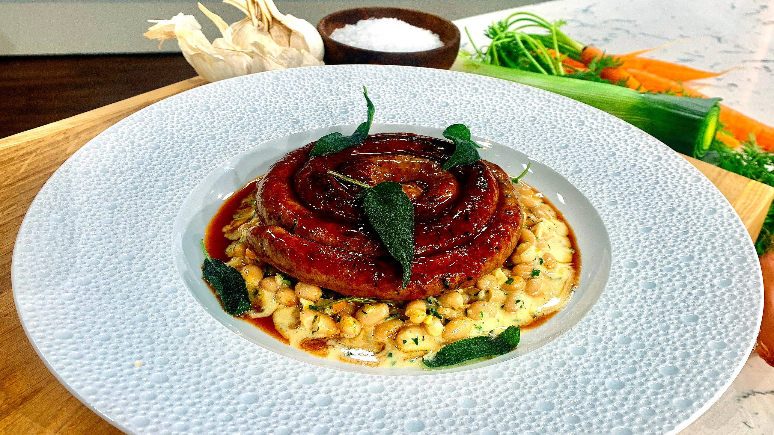 sausage and bean cassoulet, glossy spiral sausage, creamy white beans, 2K Desktop Wallpaper
