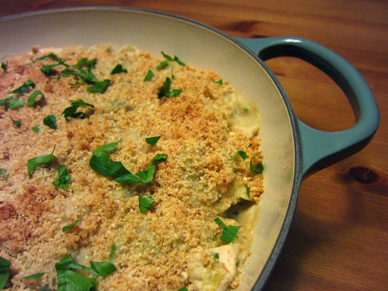 hearty chicken artichoke cassoulet, golden-brown breadcrumb-topped casserole, teal cast iron skillet, HD Desktop Wallpaper
