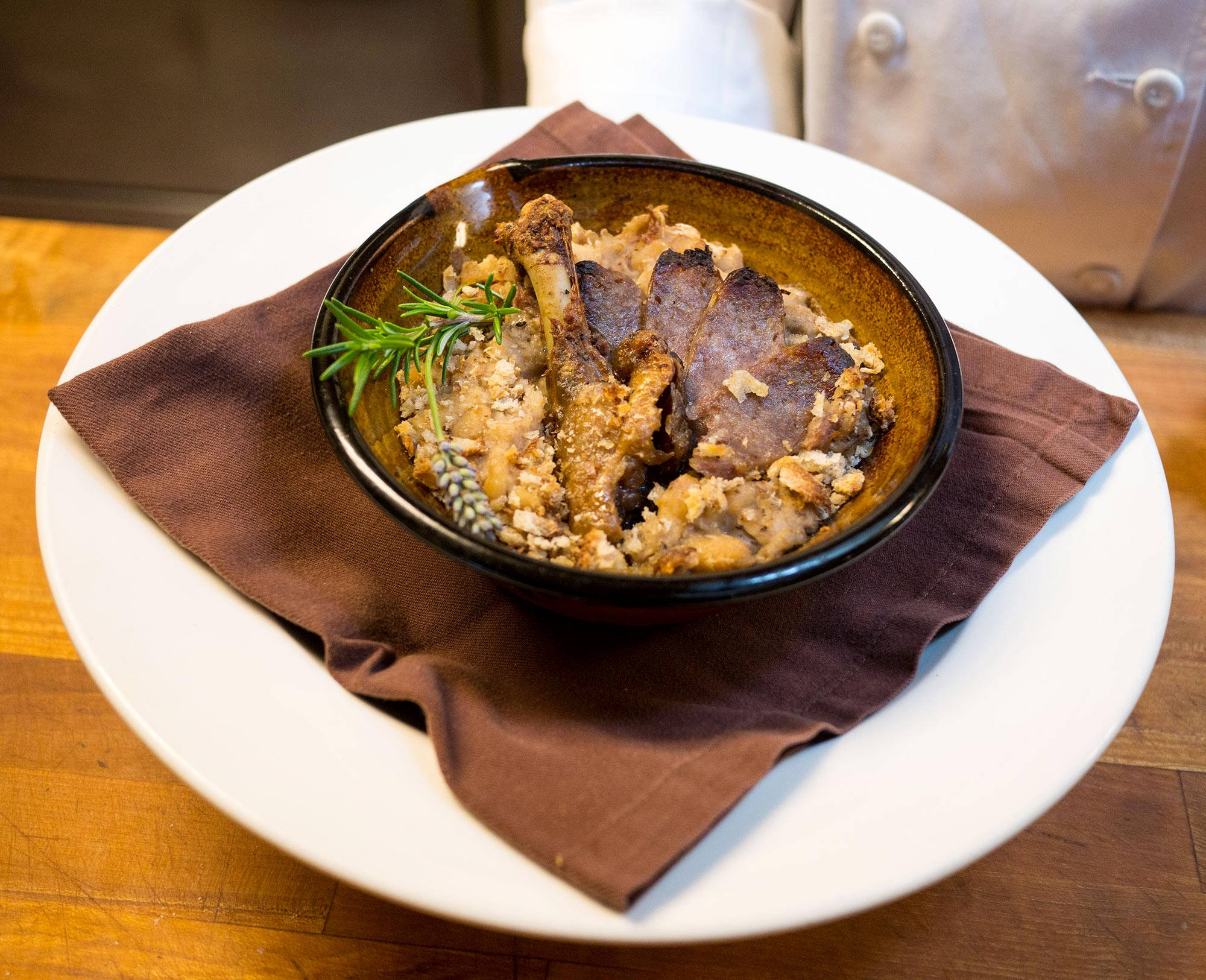 Cassoulet, roasted lamb, crispy skin, Full HD Desktop Wallpaper