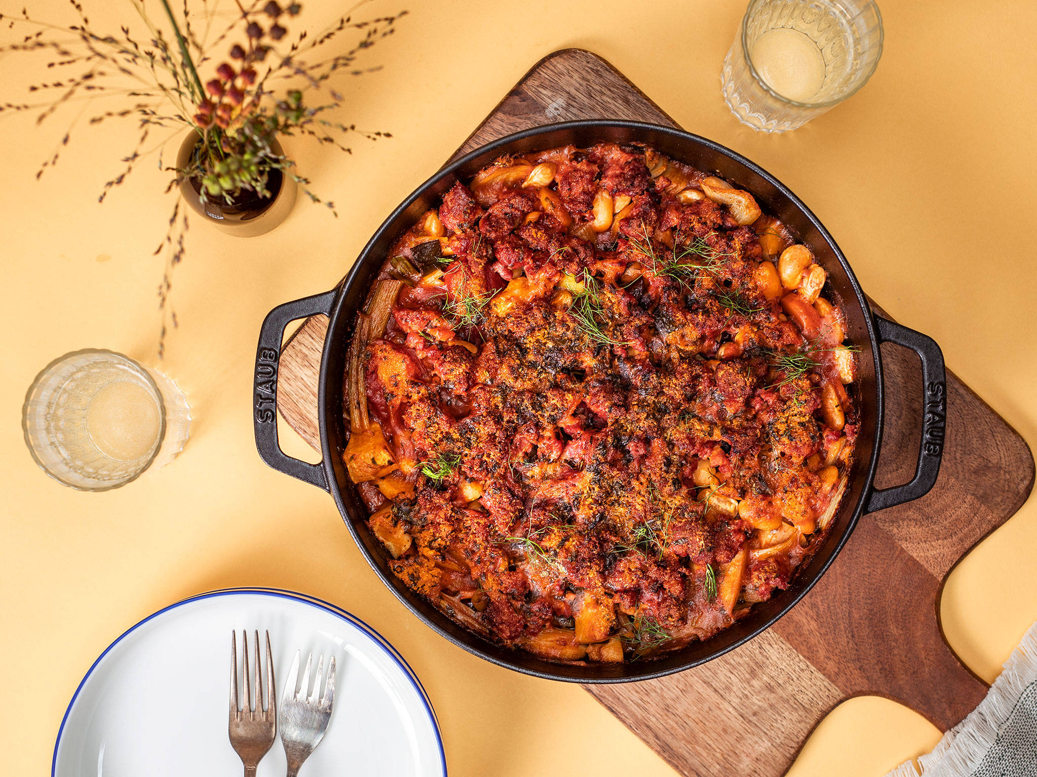 traditional bean cassoulet dish, skillet, rich tomato sauce pasta, Full HD Desktop Wallpaper