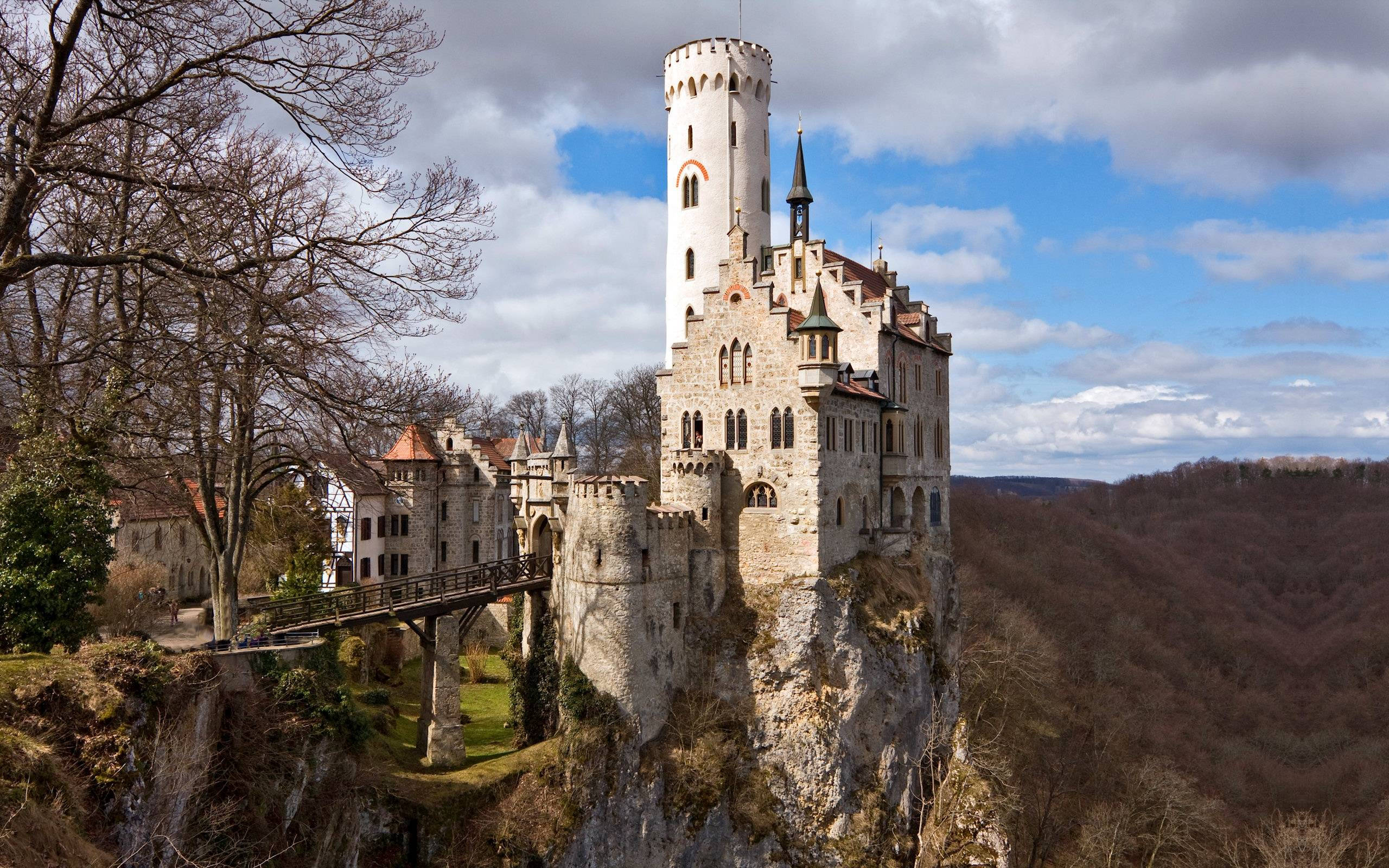 majestic castle, rocky cliff, bare trees, 2K Desktop Wallpaper