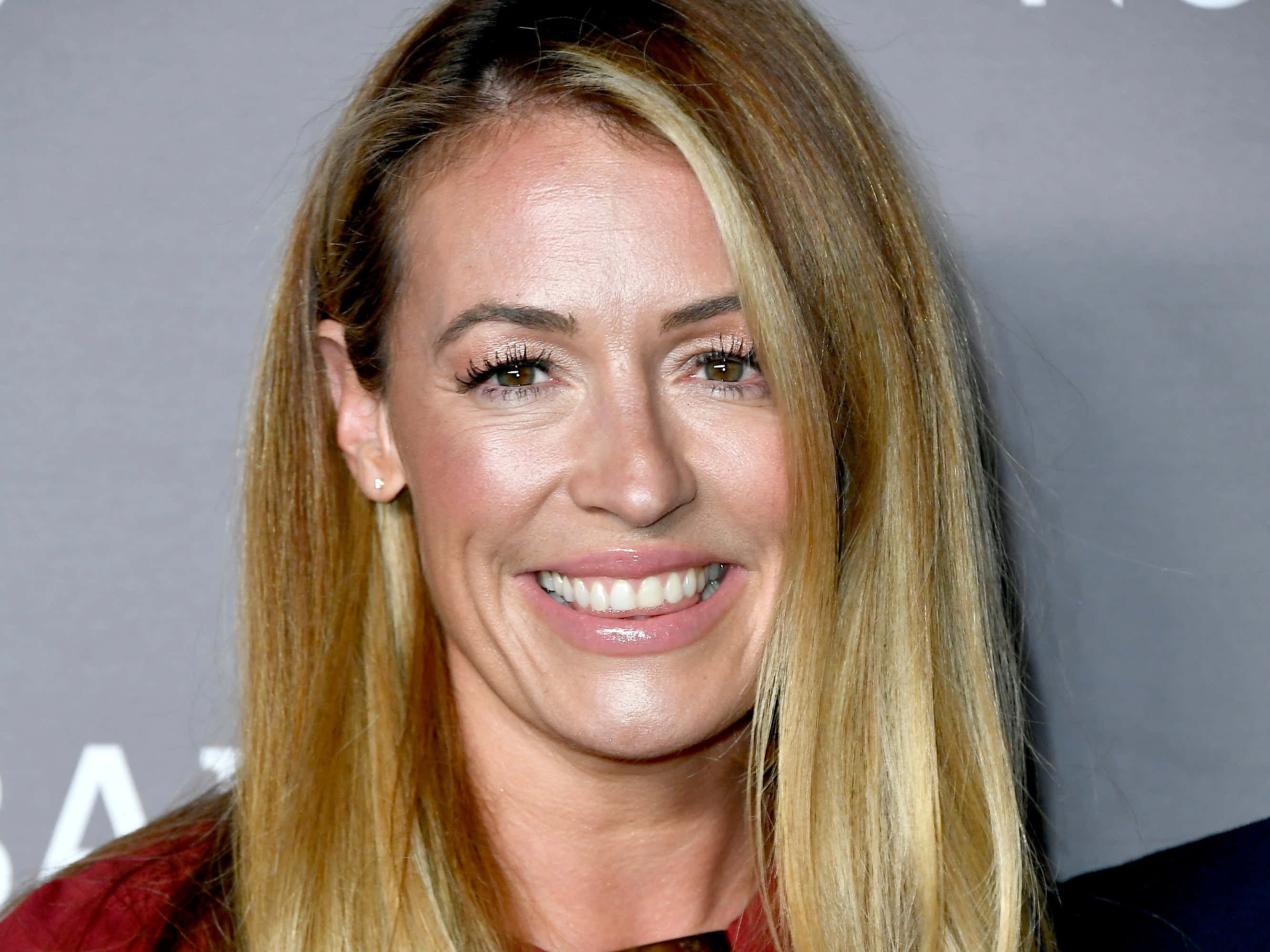 Cat Deeley, smiling portrait, long blonde hair, 2K Desktop Wallpaper