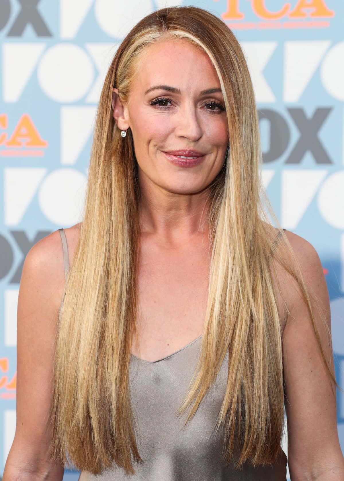 Cat Deeley, blue and orange FOX event backdrop, long blonde hair, HD Phone Wallpaper