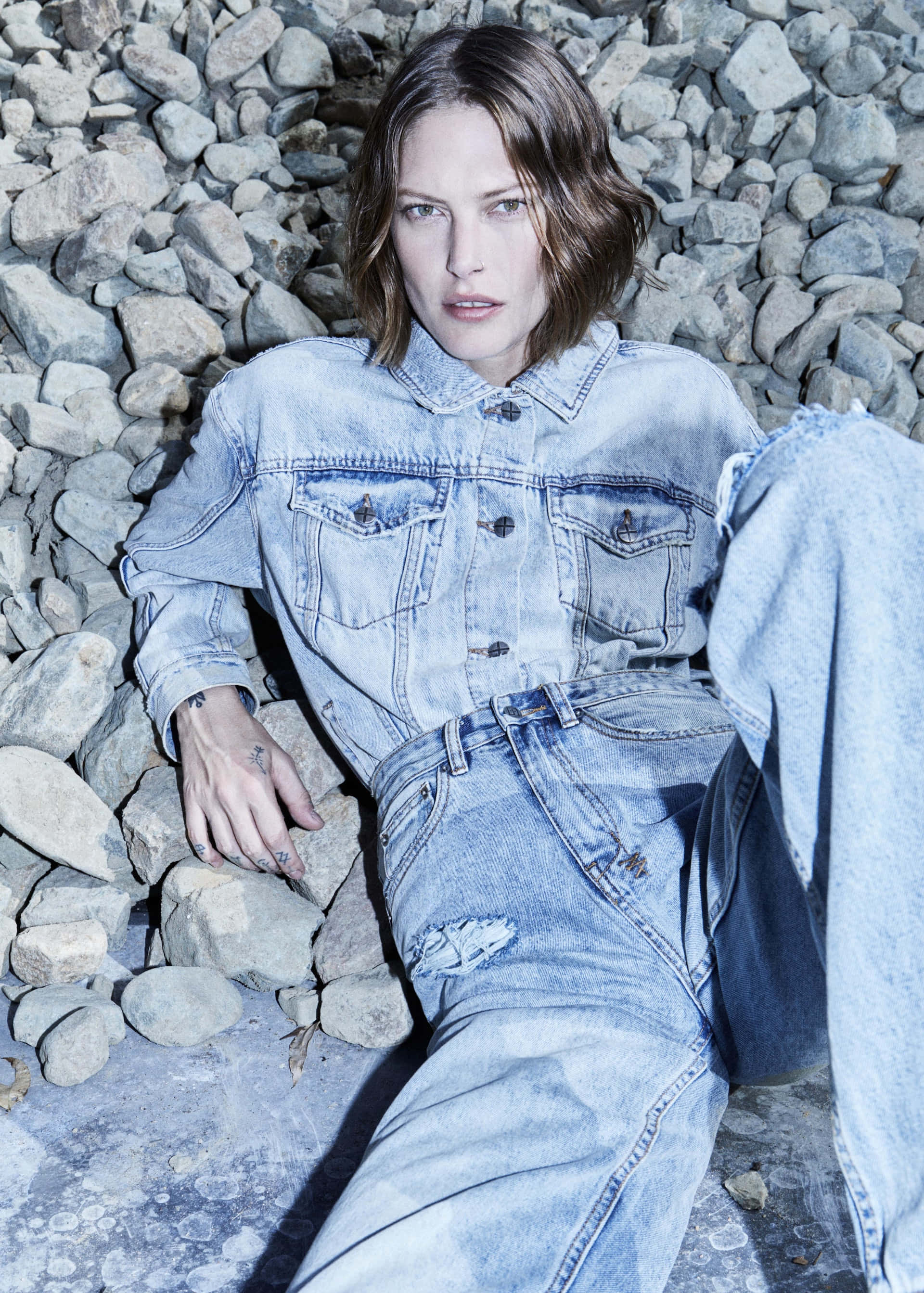 Catherine Mcneil, vintage fashion, distressed denim, 2K Phone Wallpaper