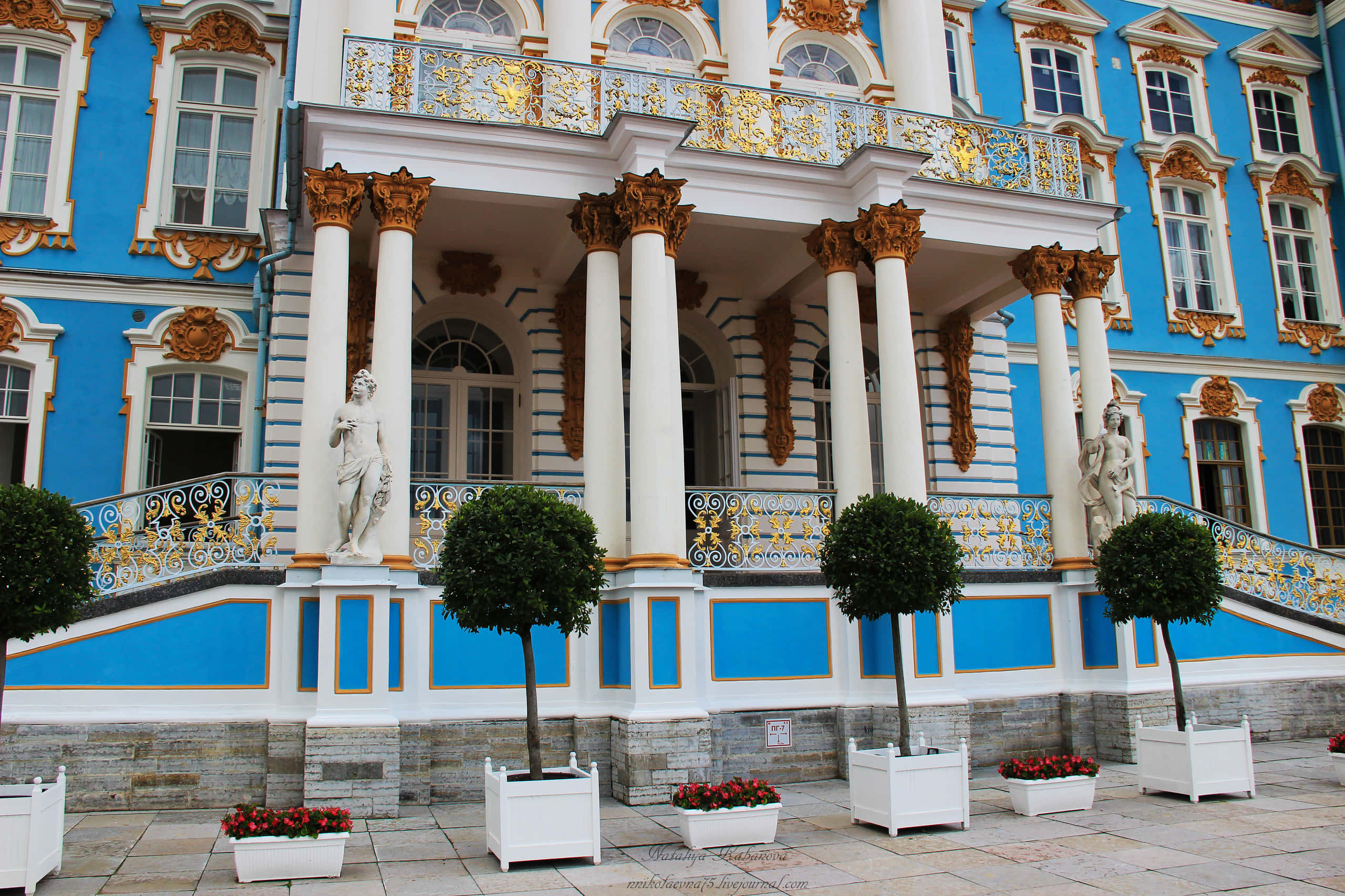 Catherine Palace, front entrance, blue and gold, 2K Desktop Wallpaper