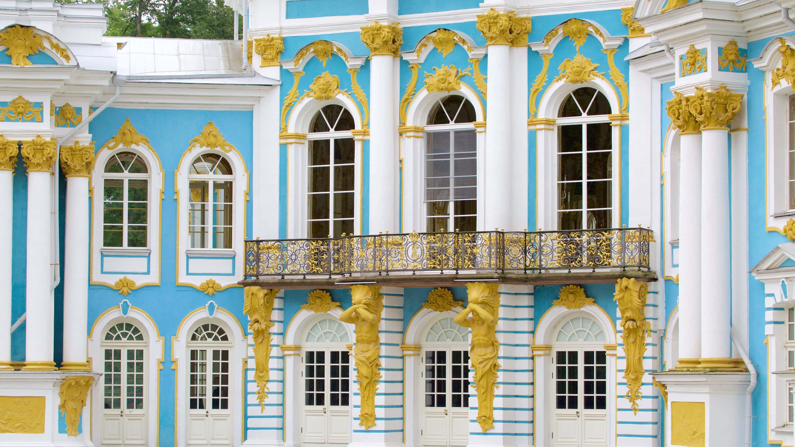 Catherine Palace, blue and gold, ornate columns, 2K Desktop Wallpaper