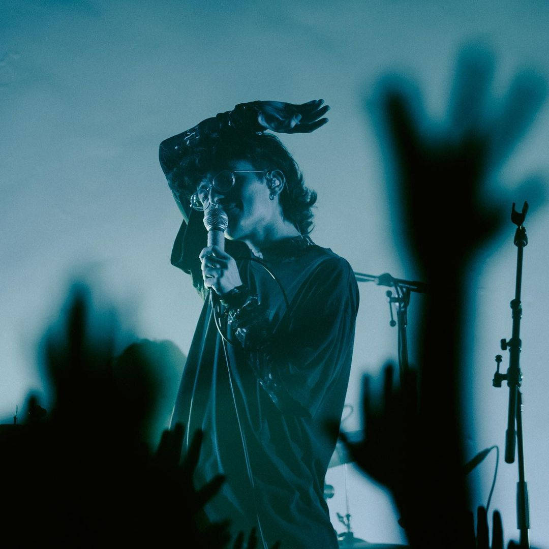 Cavetown, blue stage lights, glasses, SD Desktop Wallpaper