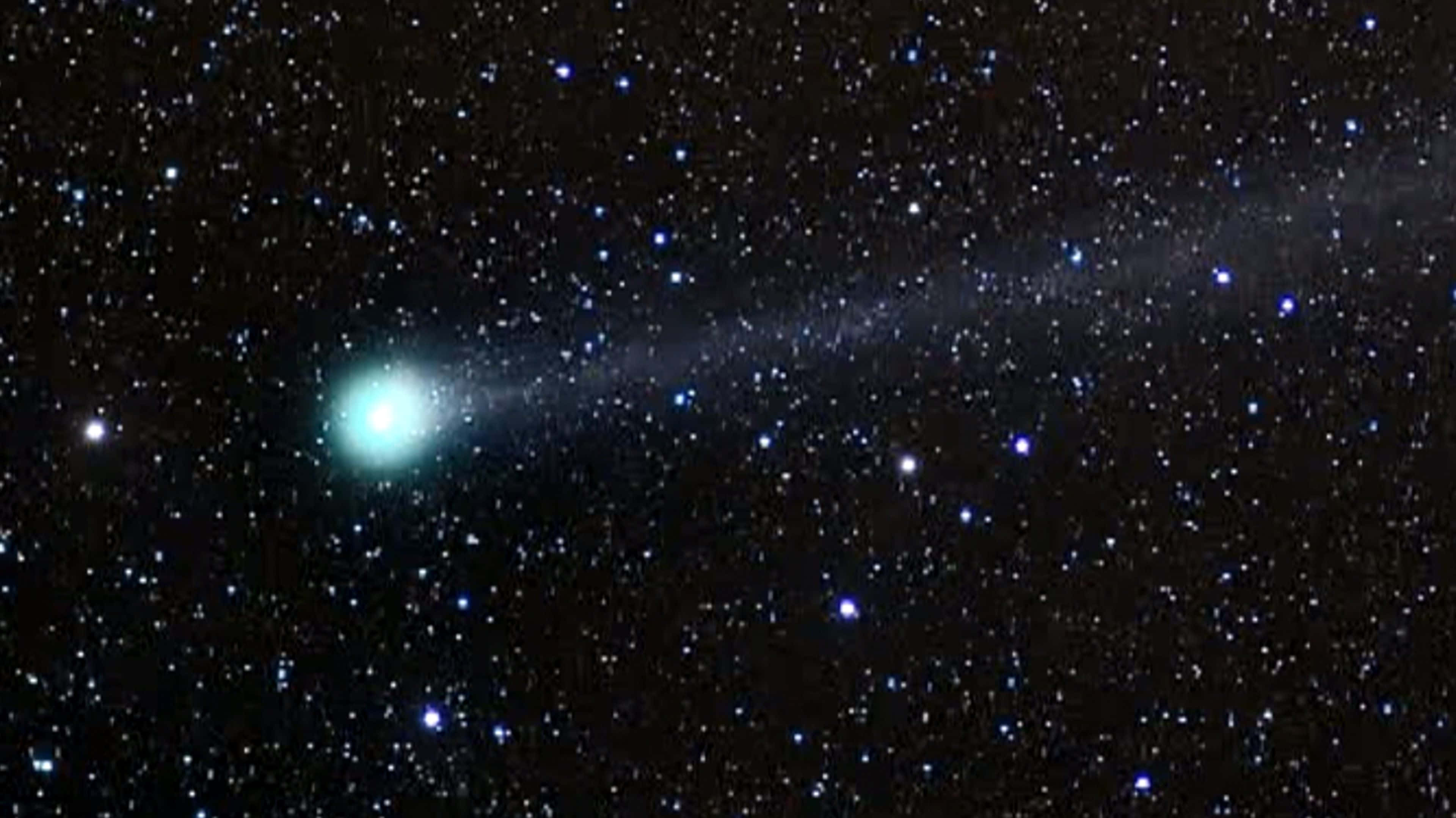 4K Star Universe, glowing comet, bright nucleus, 4K Desktop Wallpaper