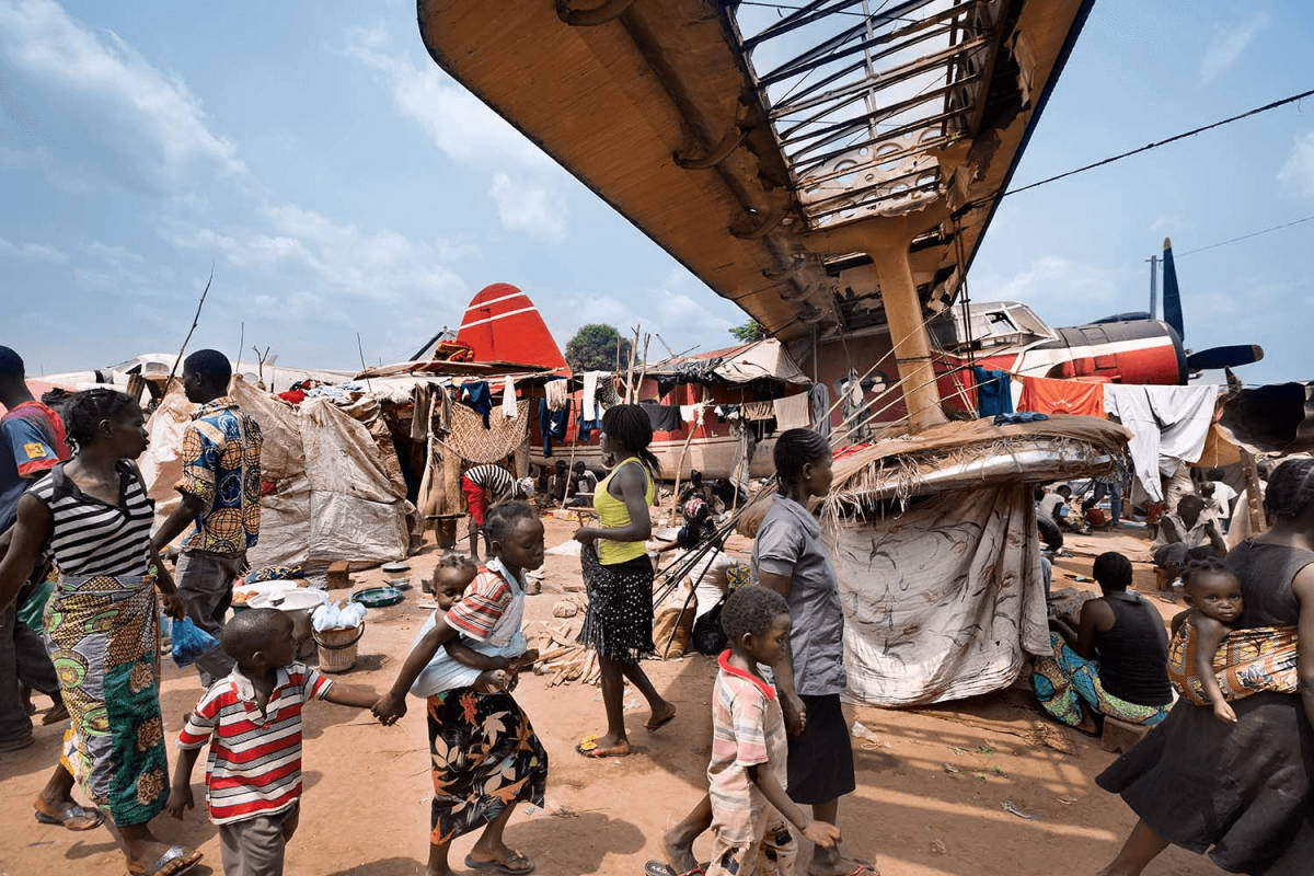 Central African Republic, daytime, makeshift settlement, SD Desktop Wallpaper