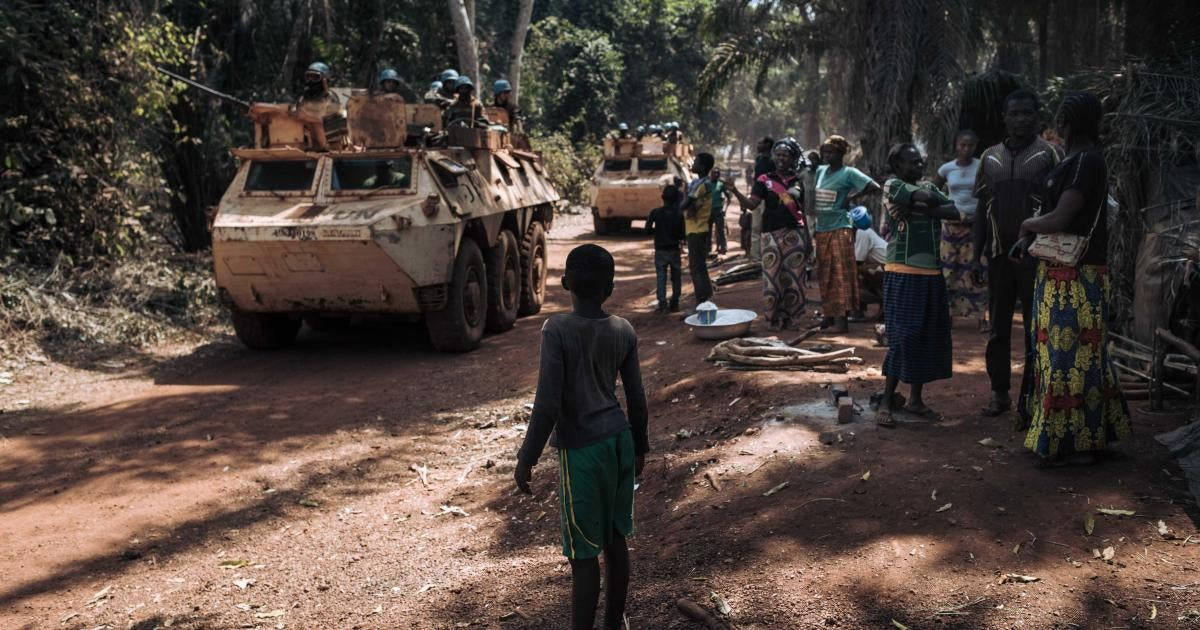 Central African Republic, tank, dusty road, SD Desktop Wallpaper