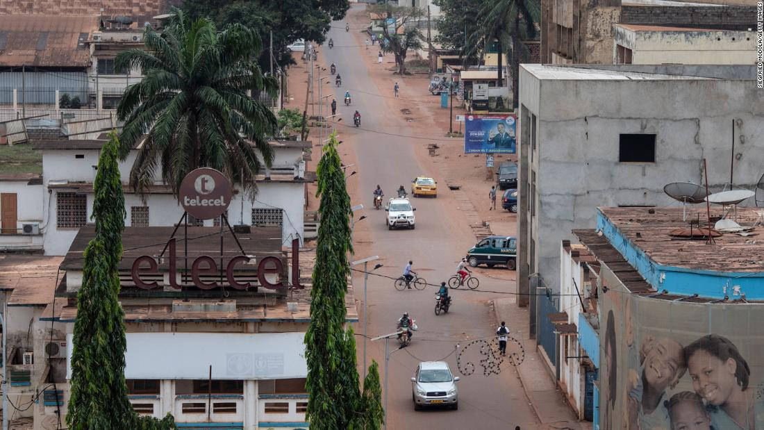 Central African Republic, bustling urban street, palm trees, SD Desktop Wallpaper