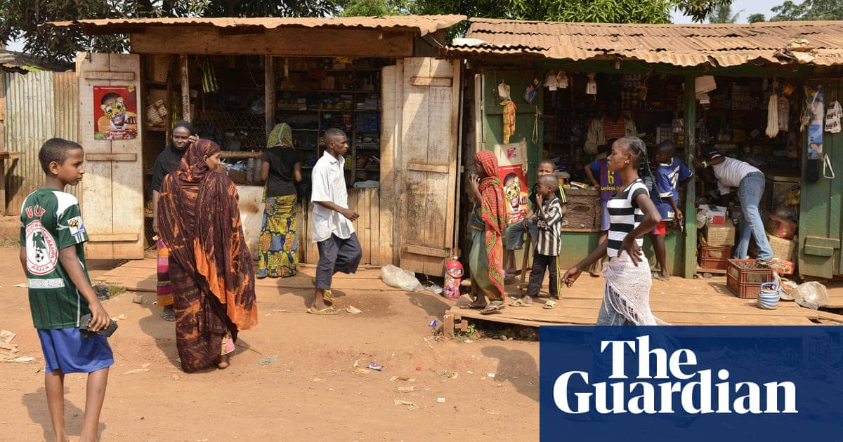 Central African Republic, bustling outdoor market, corrugated metal roofs, SD Desktop Wallpaper