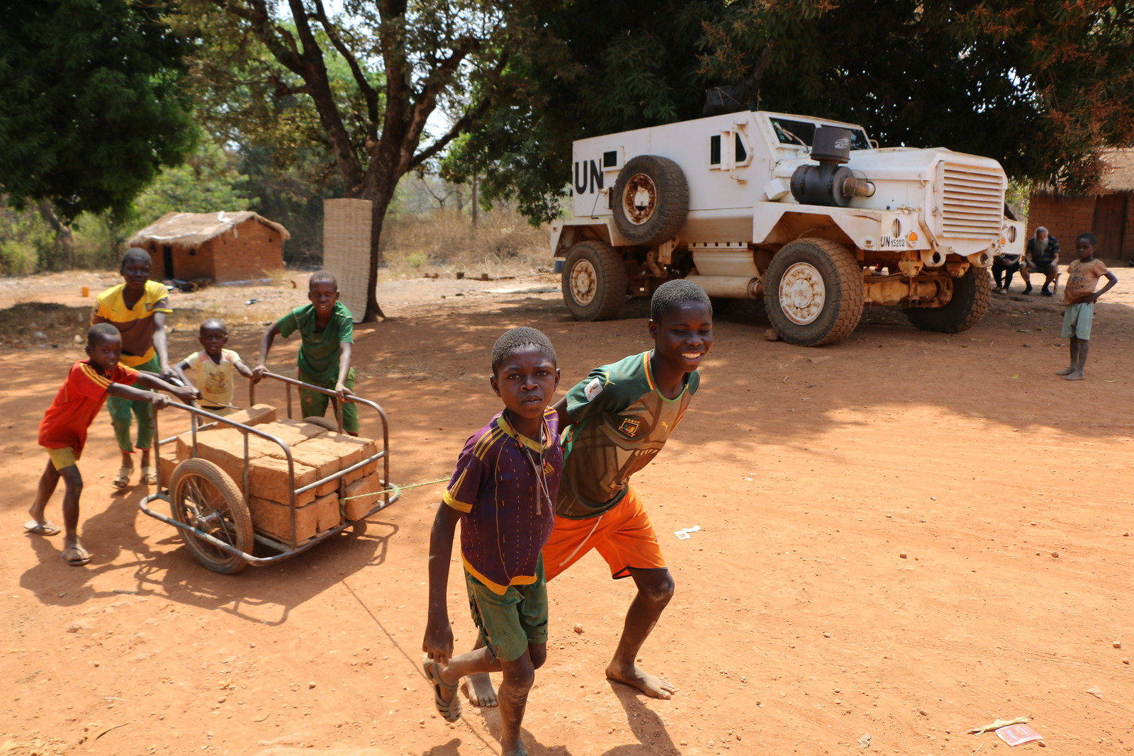Central African Republic, African children, cart of bricks, HD Desktop Wallpaper