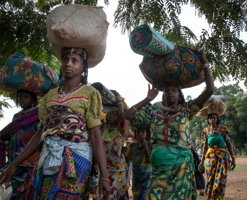 Central African Republic, vibrant patterned clothing, large woven baskets, SD Desktop Wallpaper
