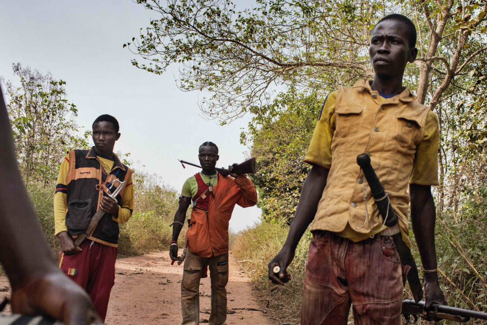Central African Republic, rifle, dirt path, SD Desktop Wallpaper