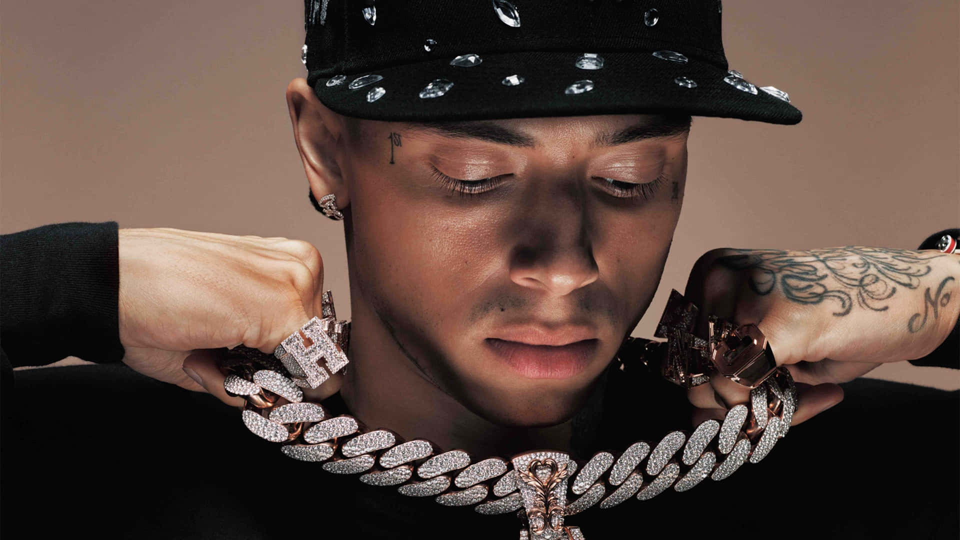 Central Cee, black cap, diamond-encrusted chain, Full HD Desktop Wallpaper