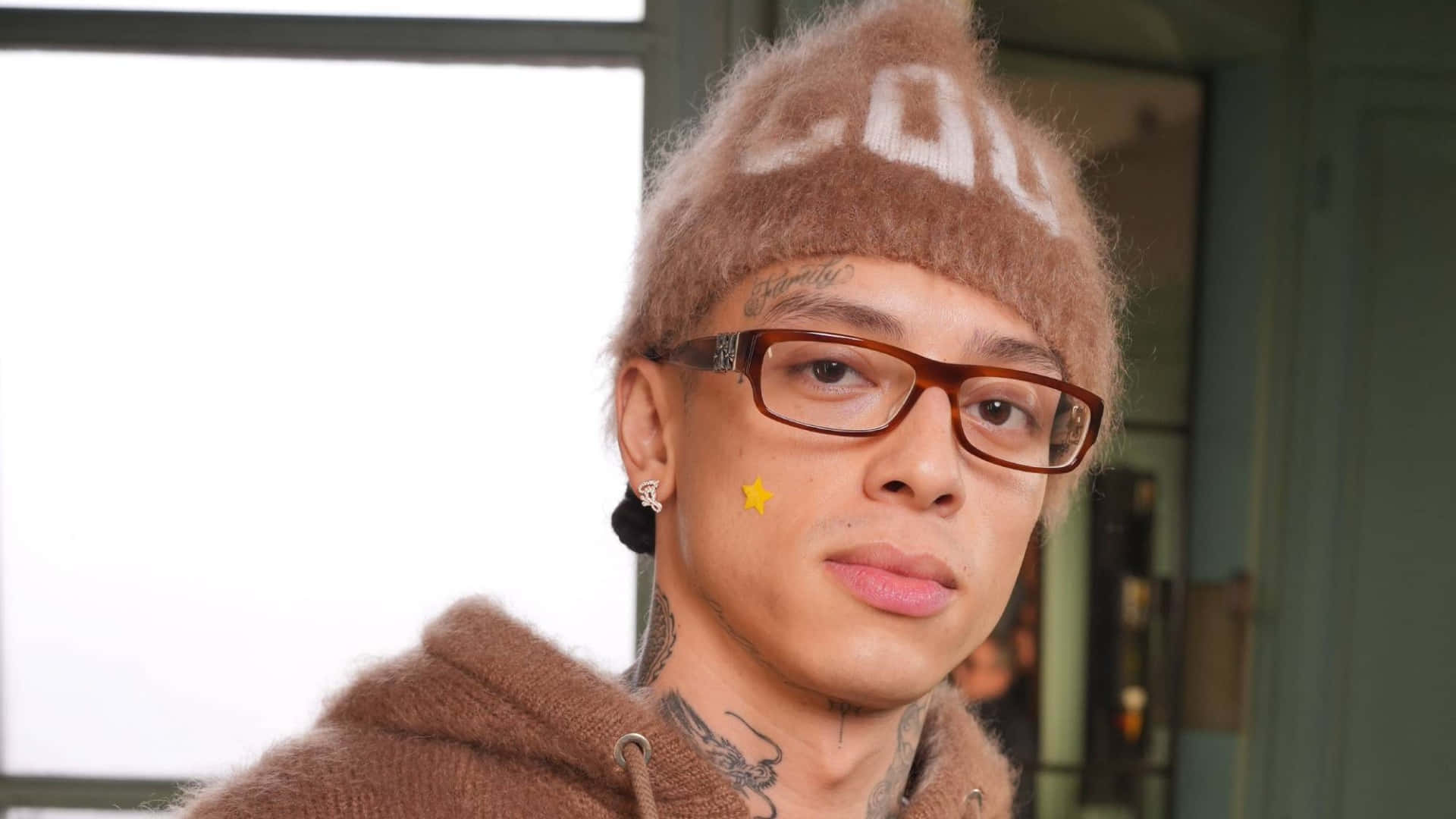 Central Cee, fuzzy brown beanie, glasses, Full HD Desktop Wallpaper