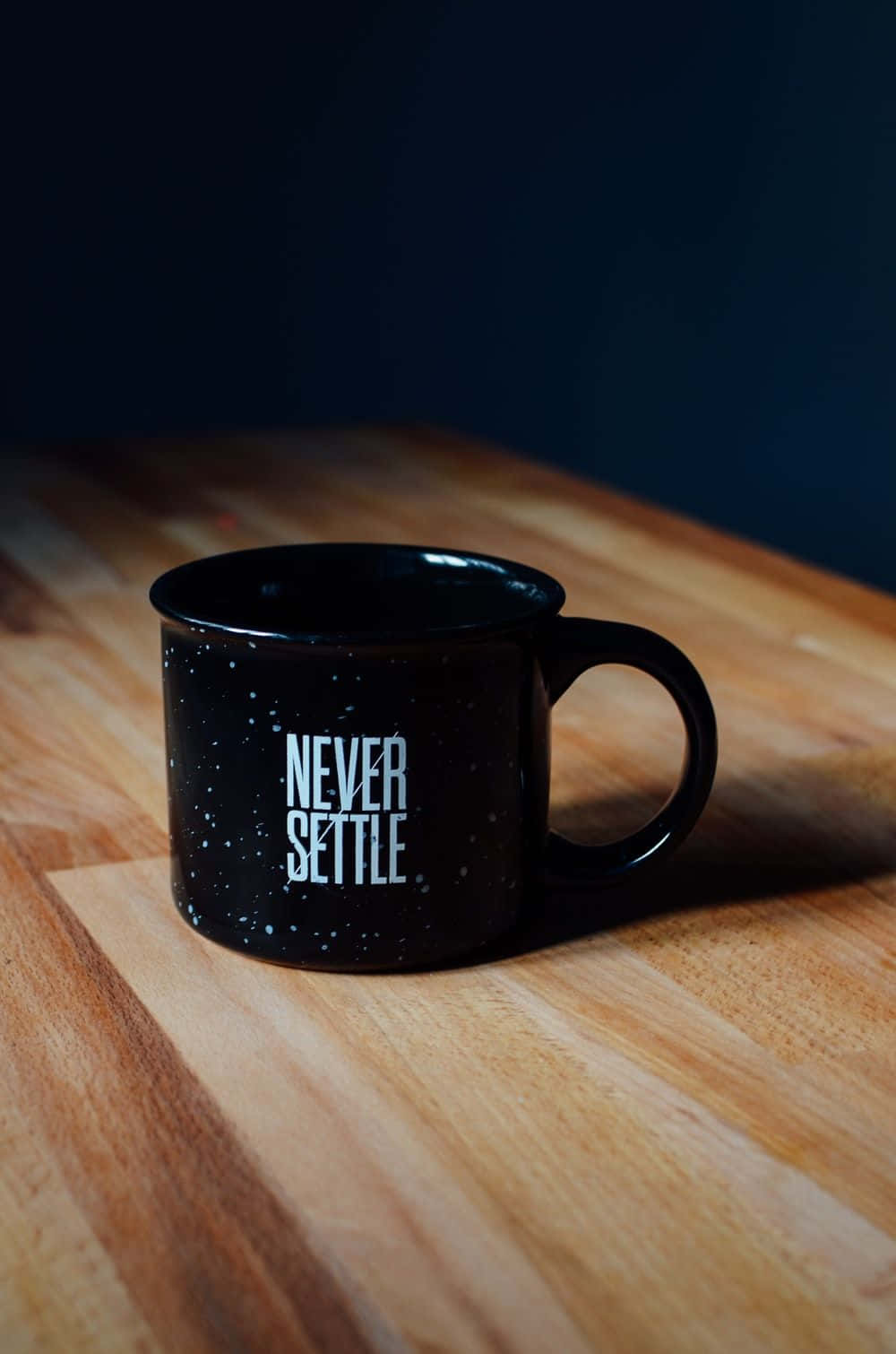 black speckled mug, white text reading never settle, warm wooden table, HD Phone Wallpaper
