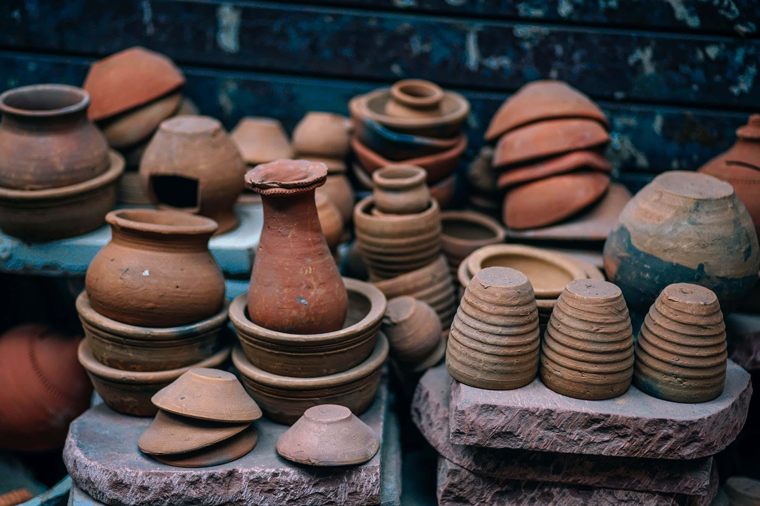 terracotta pots, bowls, warm earth tones, 2K Desktop Wallpaper