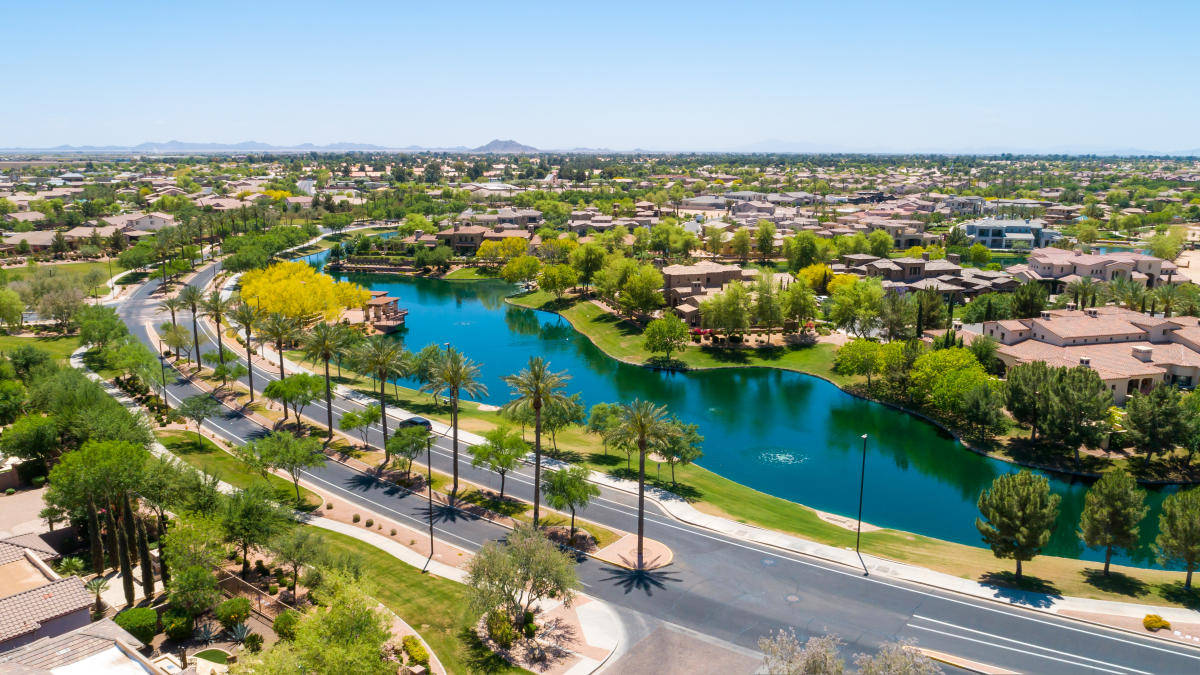 Chandler, sunny suburban neighborhood, artificial lake, SD Desktop Wallpaper