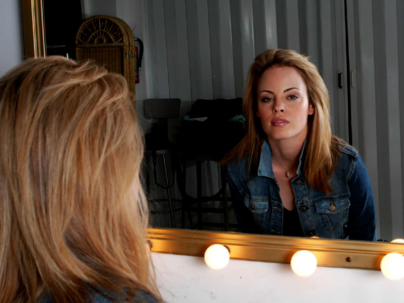 Chandra West, blonde hair, mirror, HD Desktop Wallpaper