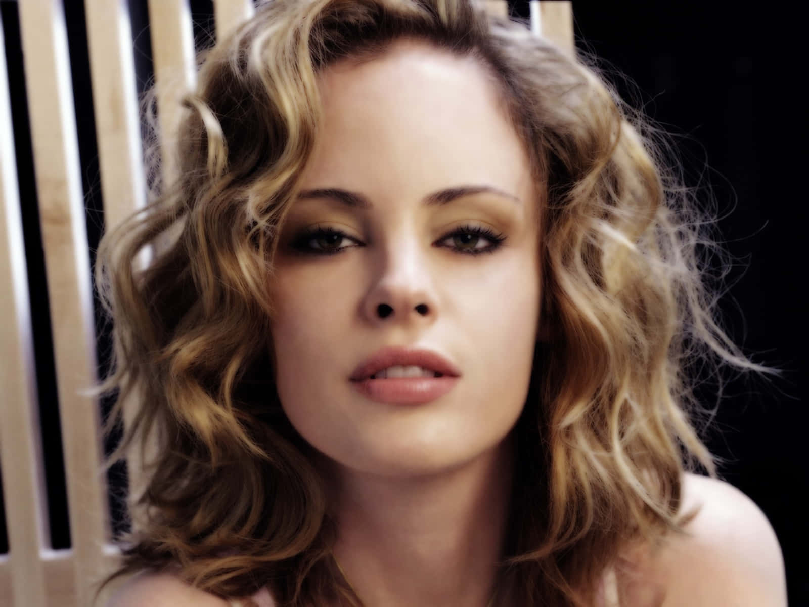 Chandra West, wavy blonde hair, intense gaze, HD Desktop Wallpaper