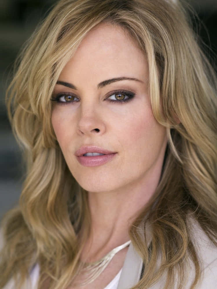 Chandra West, wavy blonde hair, smoky eye makeup, SD Phone Wallpaper