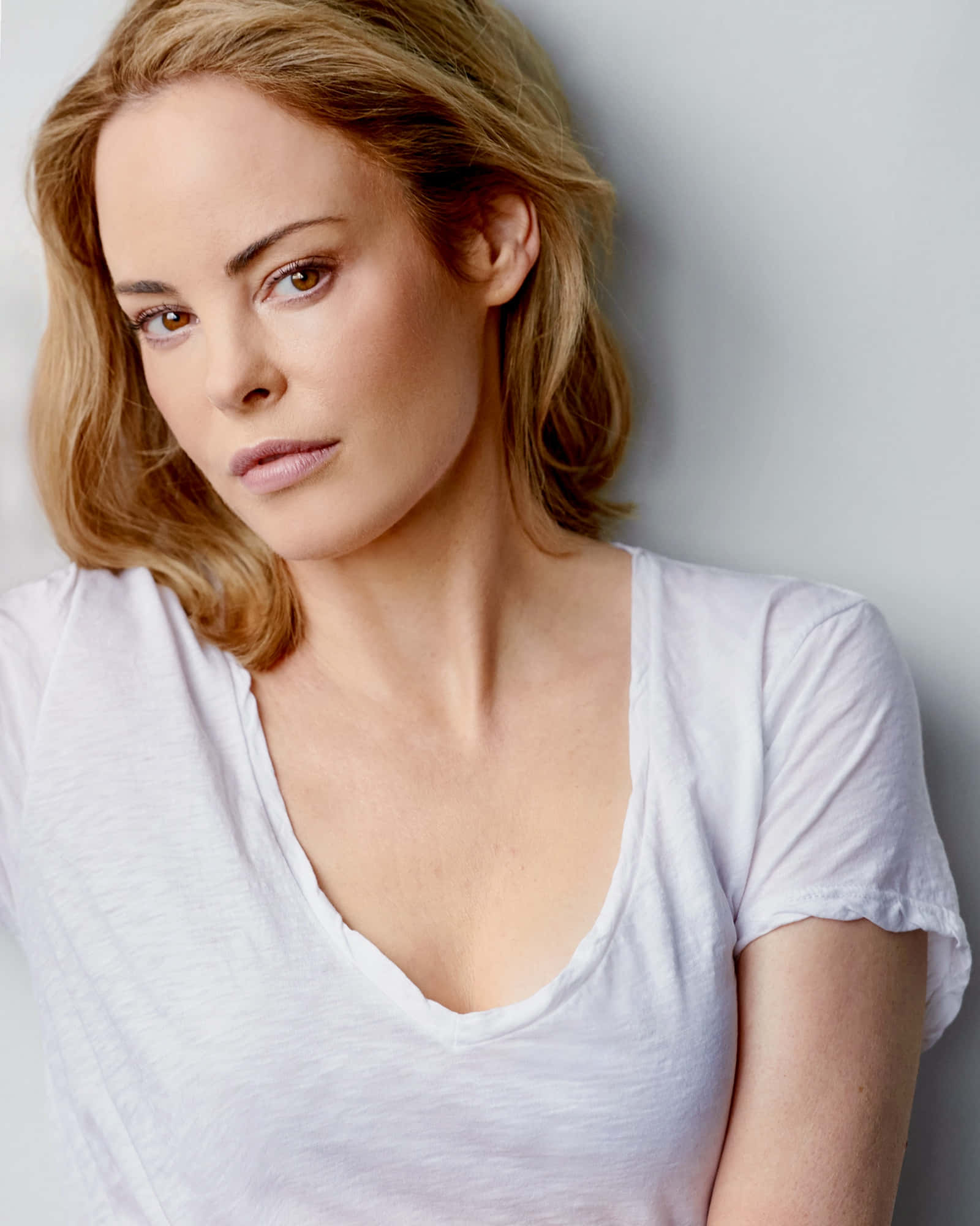 Chandra West, blonde hair, white t-shirt, Full HD Phone Wallpaper
