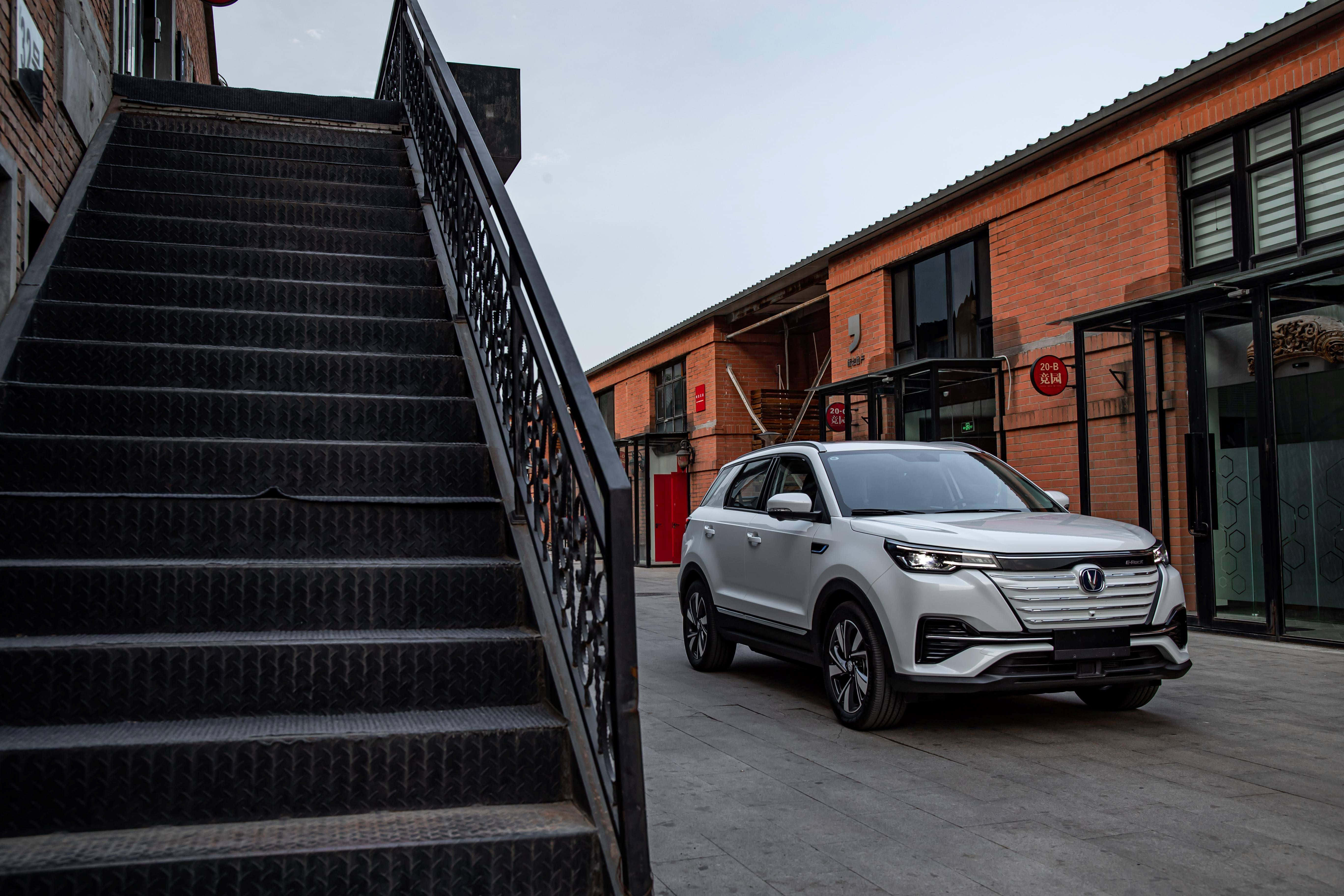 Changan CS55, silver, urban courtyard, 5K Desktop Wallpaper