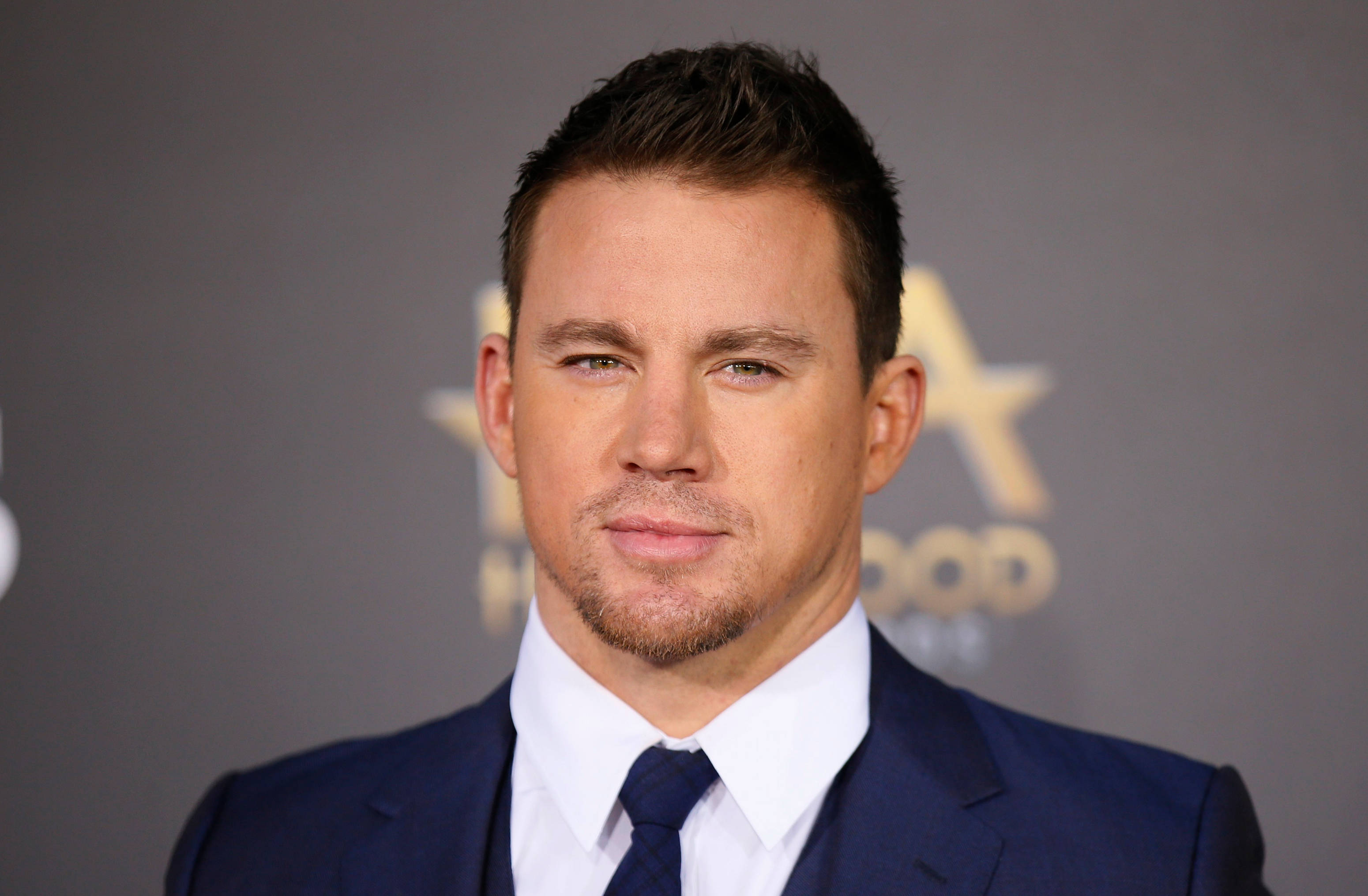 Channing Tatum, navy suit, gold star logo, 2K Desktop Wallpaper
