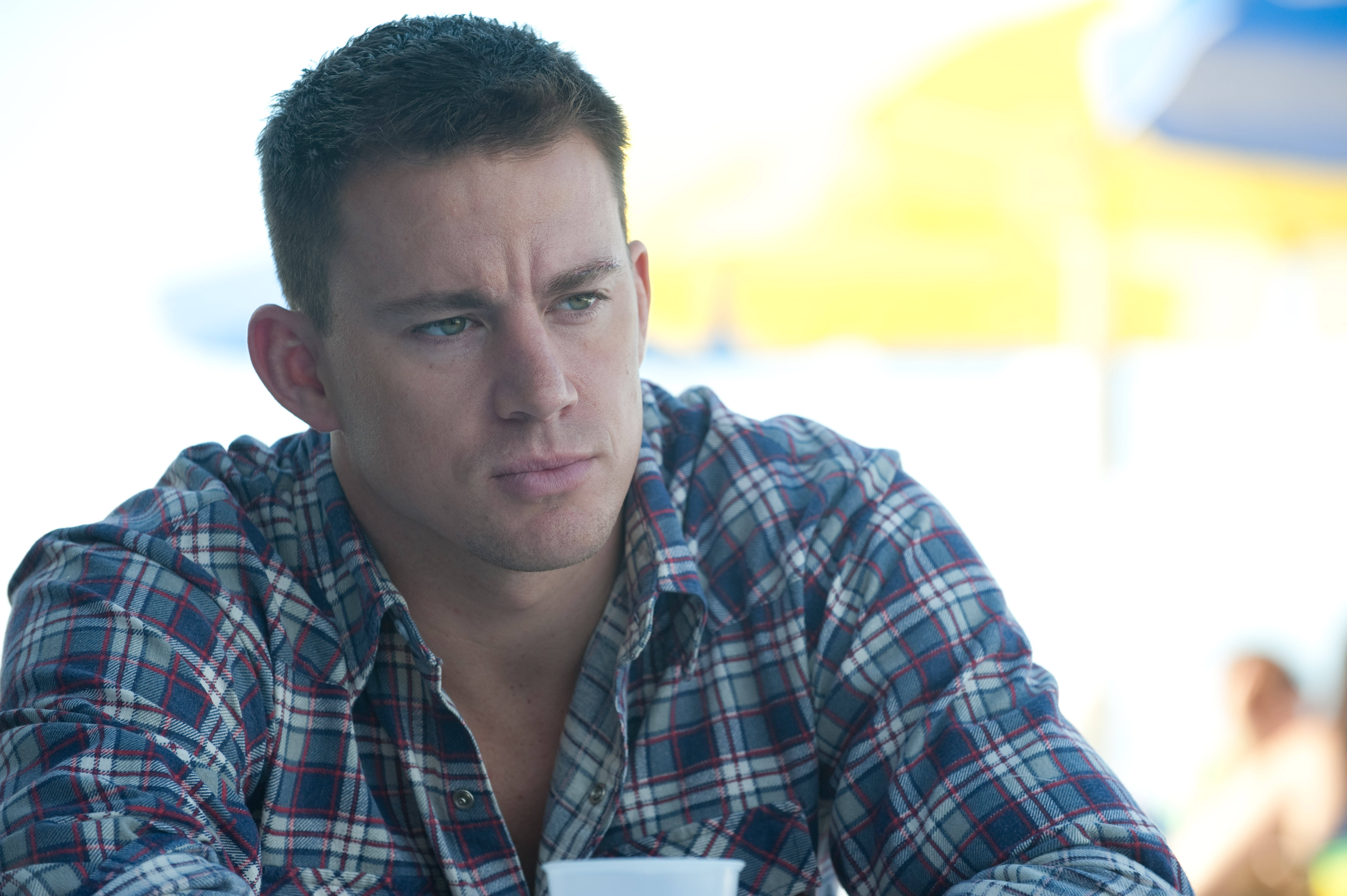 Channing Tatum, plaid shirt, bright yellow umbrella, 5K Desktop Wallpaper