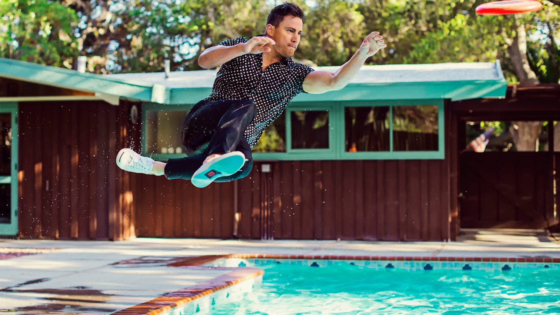 Channing Tatum, red frisbee, mid-century modern house, Full HD Desktop Wallpaper