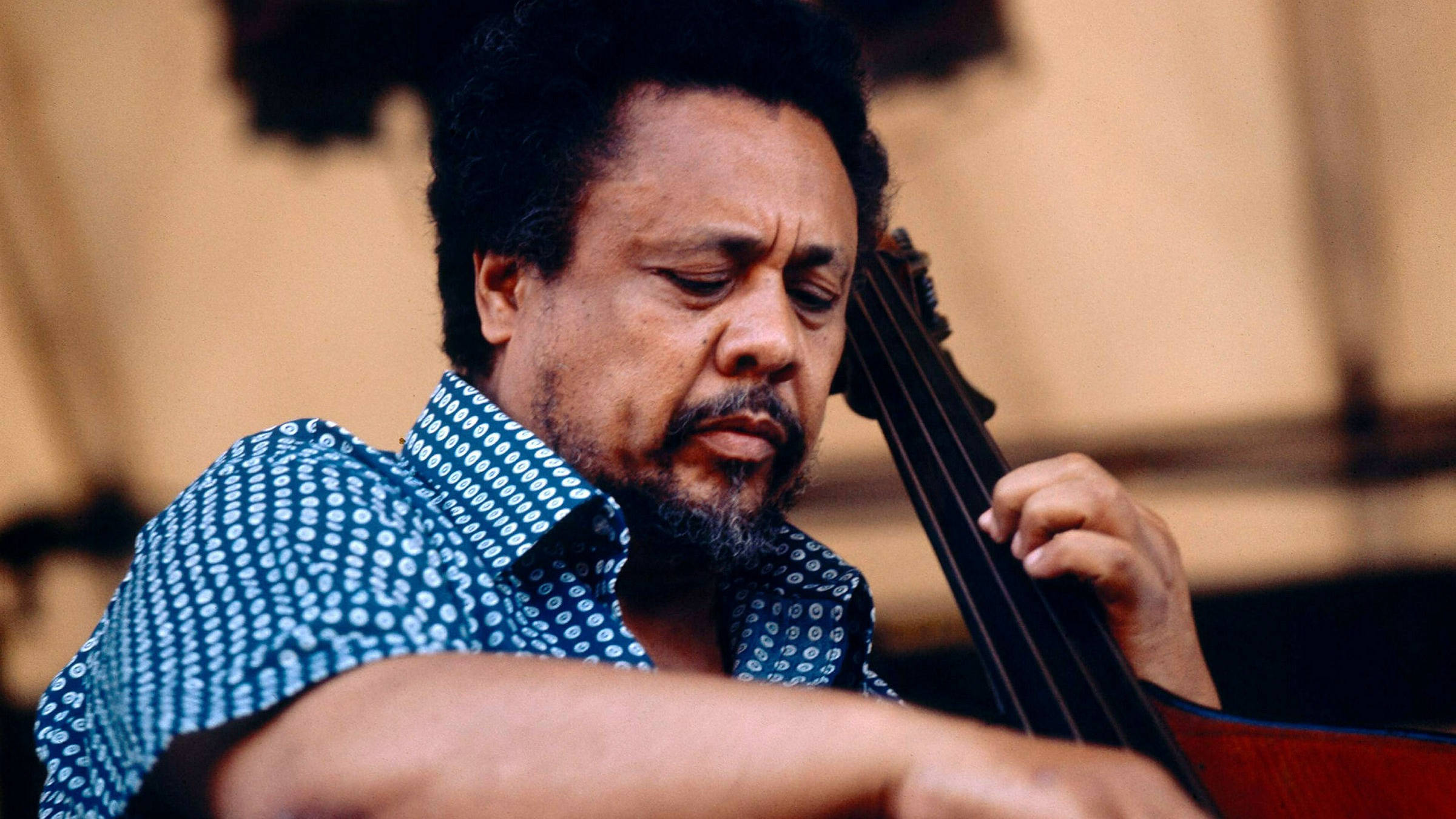 Charles Mingus, double bass, blue patterned shirt, Full HD Desktop Wallpaper
