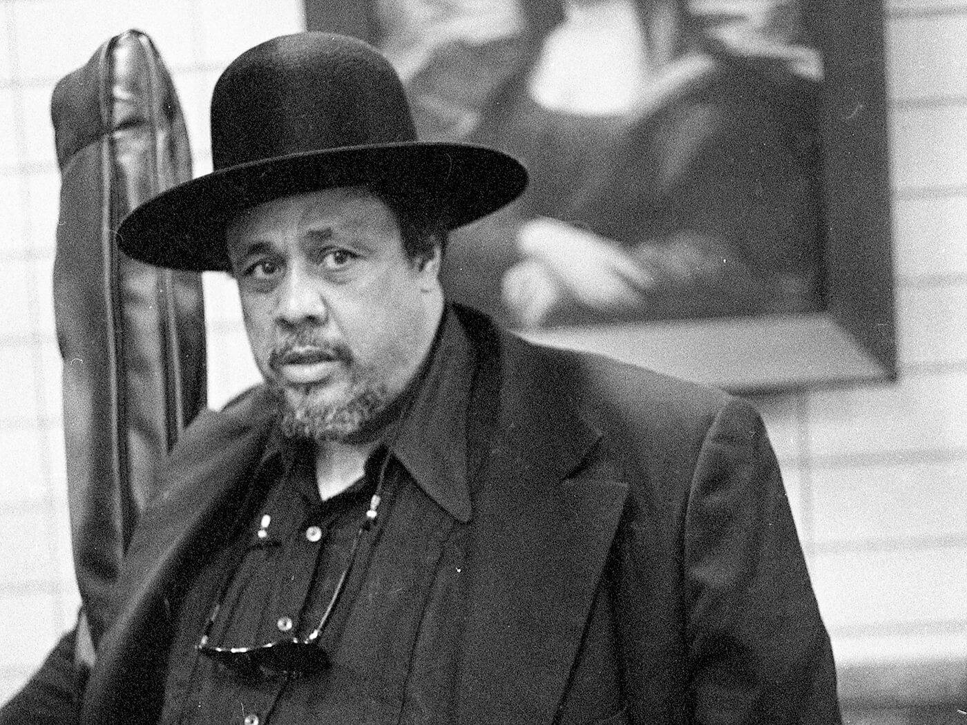 Charles Mingus, priest hat, suit, HD Desktop Wallpaper