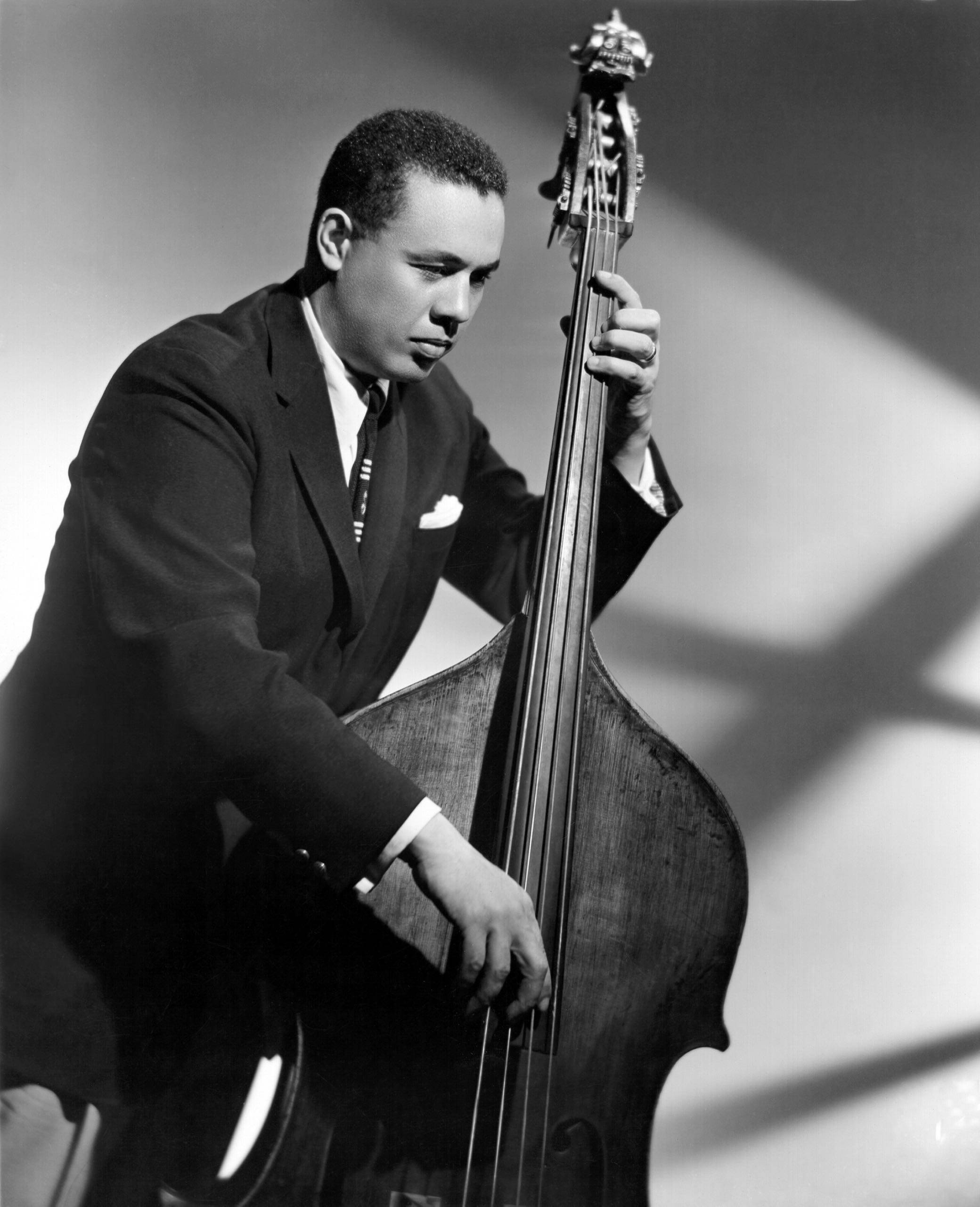 Charles Mingus, double bass, suit, 2K Phone Wallpaper