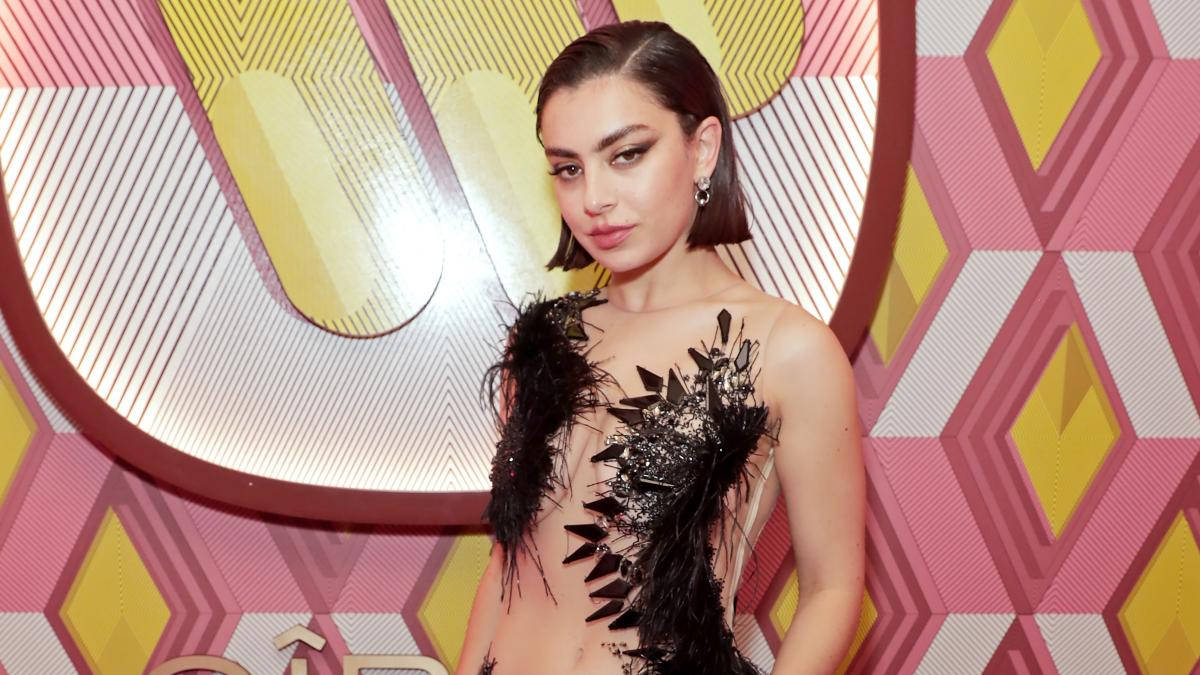 Charli Xcx, black feathered dress, geometric pink yellow and white backdrop, SD Desktop Wallpaper