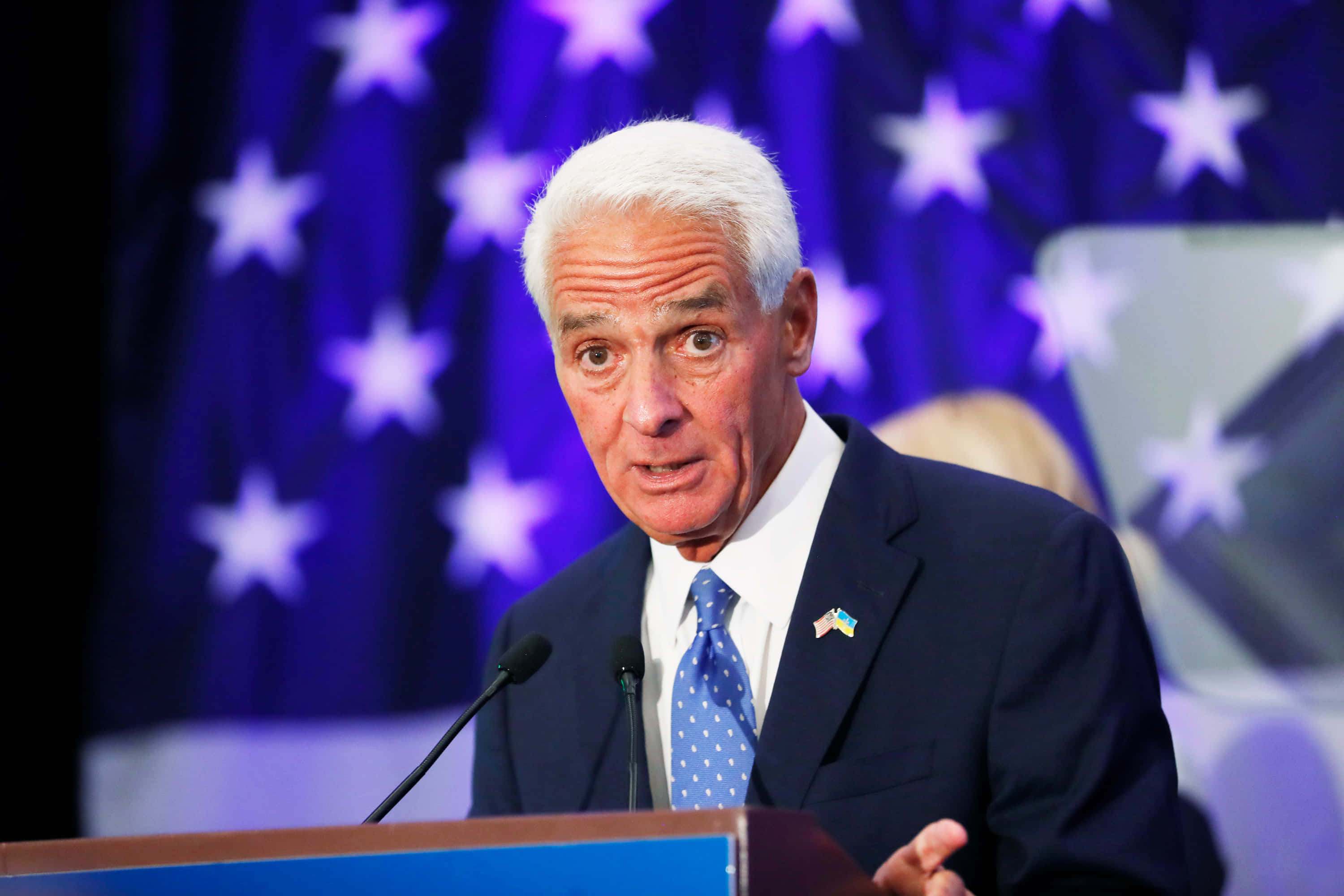 Charlie Crist, podium, blue curtain, 2K Desktop Wallpaper