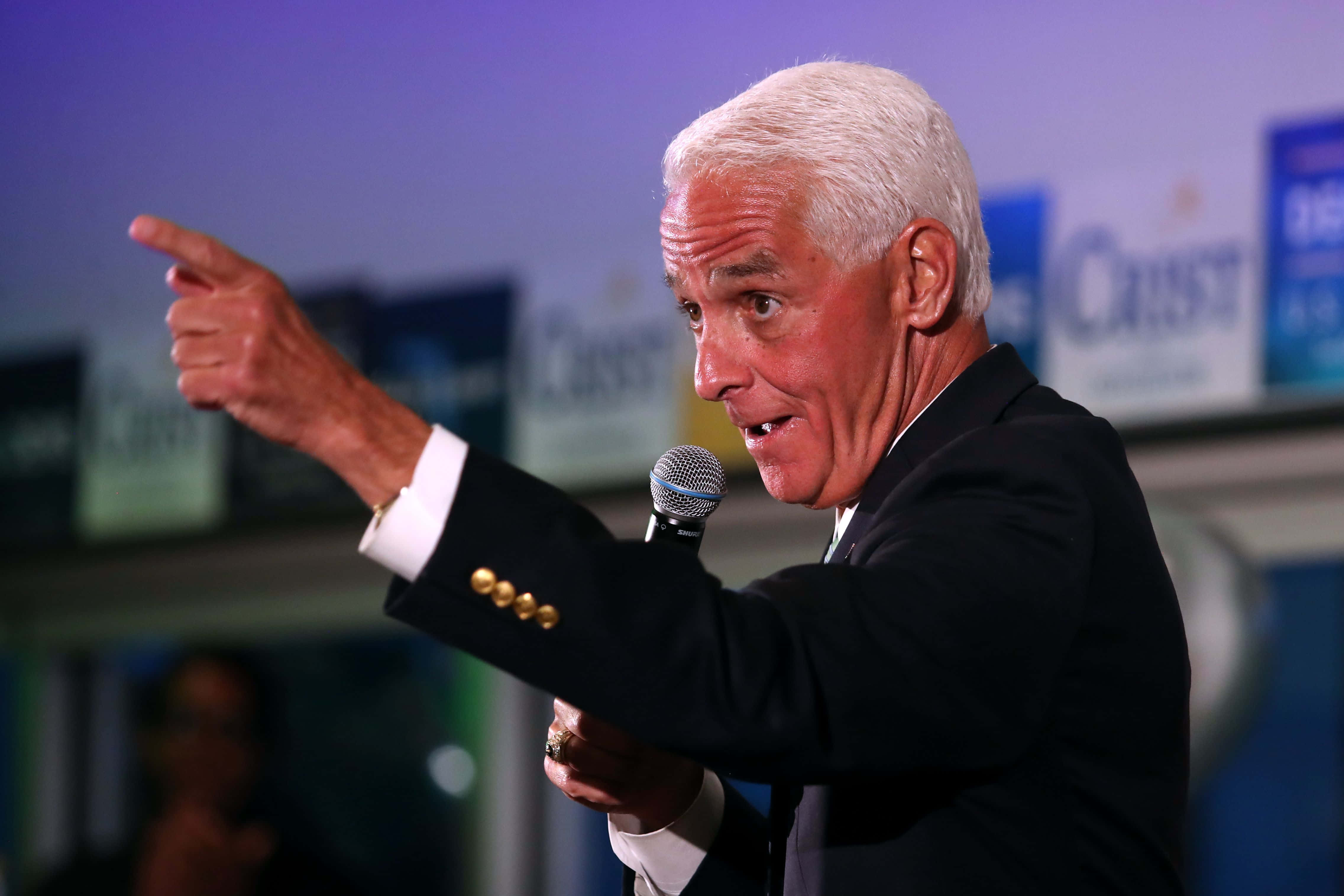 Charlie Crist, dark suit, microphone, 4K Desktop Wallpaper