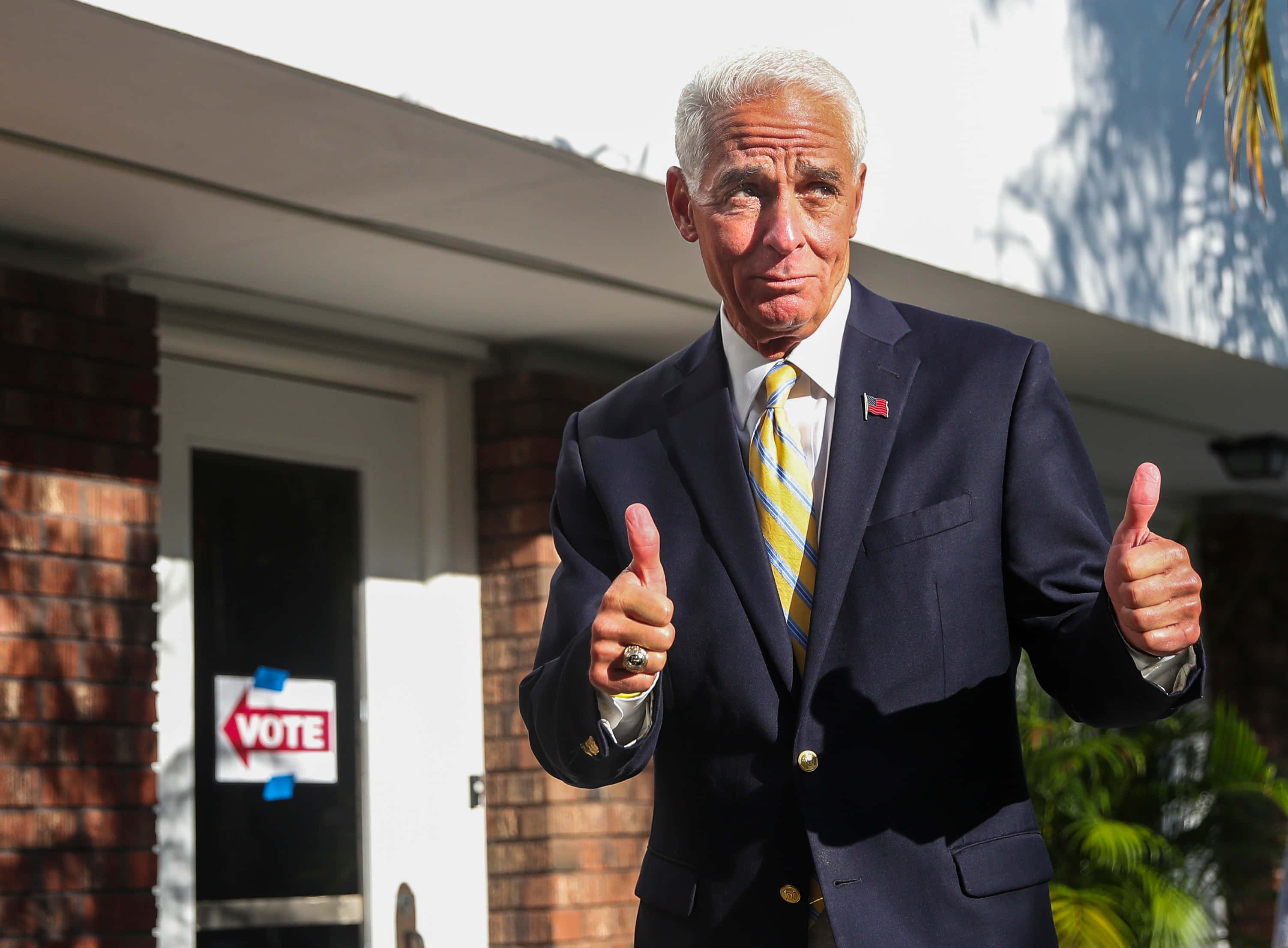 Charlie Crist, thumbs up, suit, 2K Desktop Wallpaper