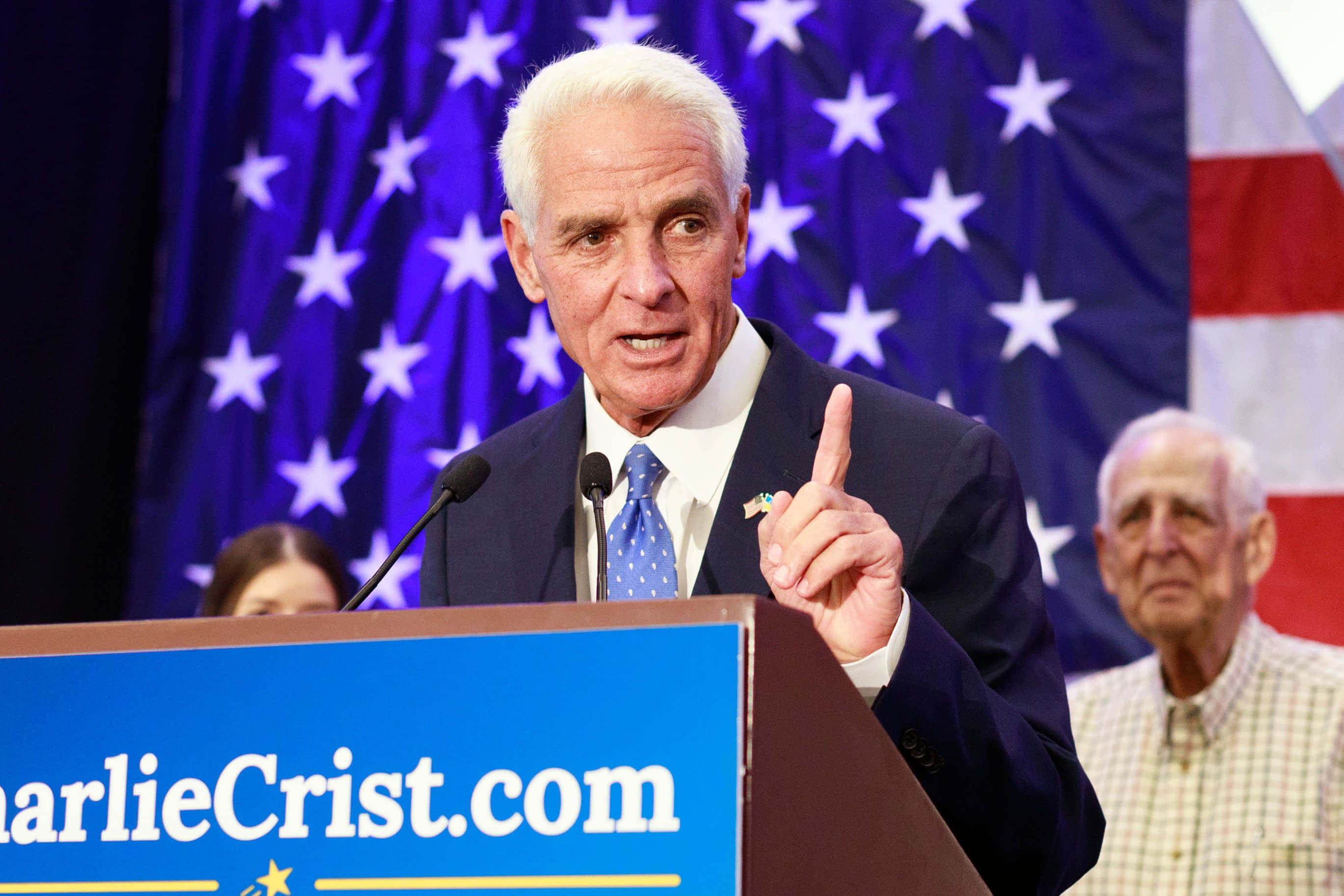 Charlie Crist, one finger up, suit, 2K Desktop Wallpaper
