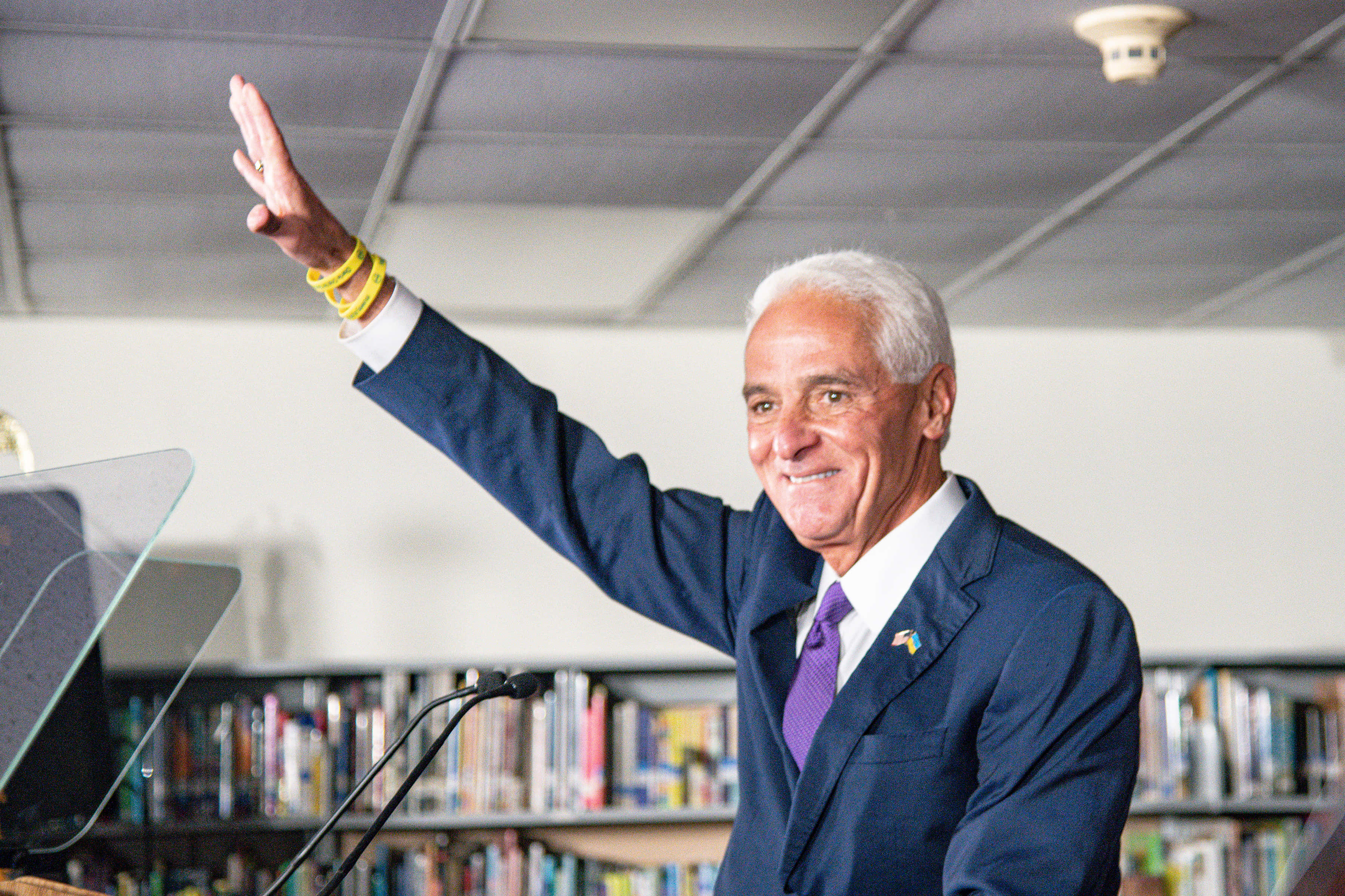 Charlie Crist, blue suit, podium, 2K Desktop Wallpaper