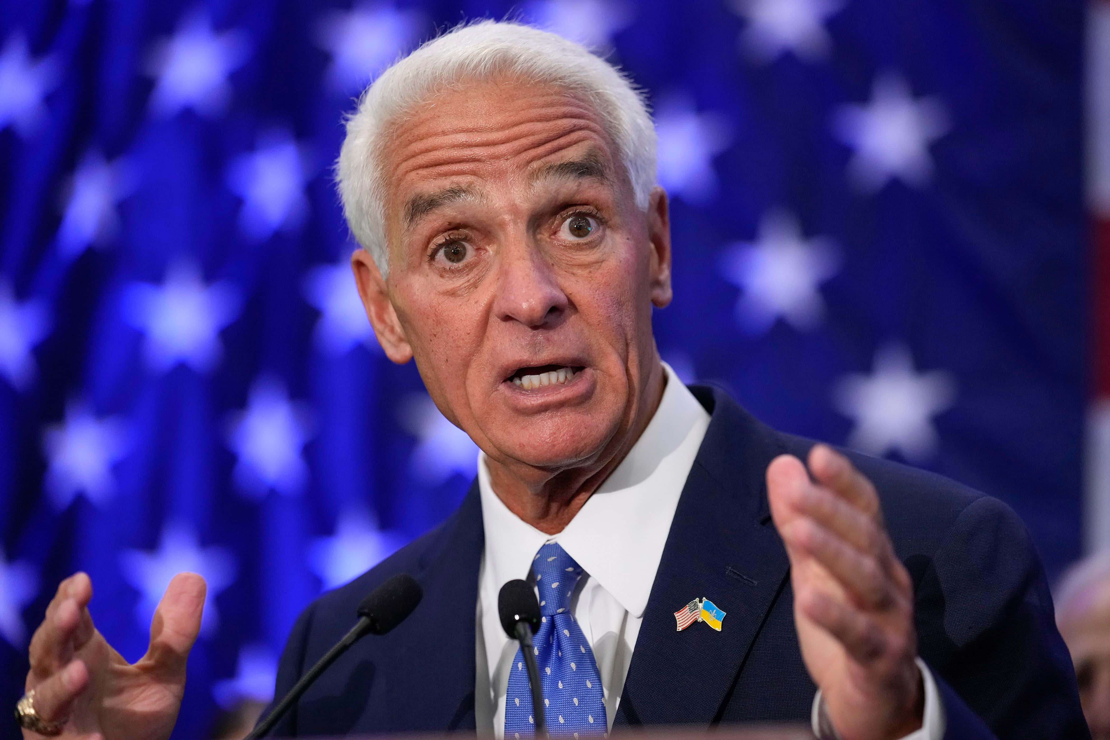 Charlie Crist, suit, podium, 4K Desktop Wallpaper