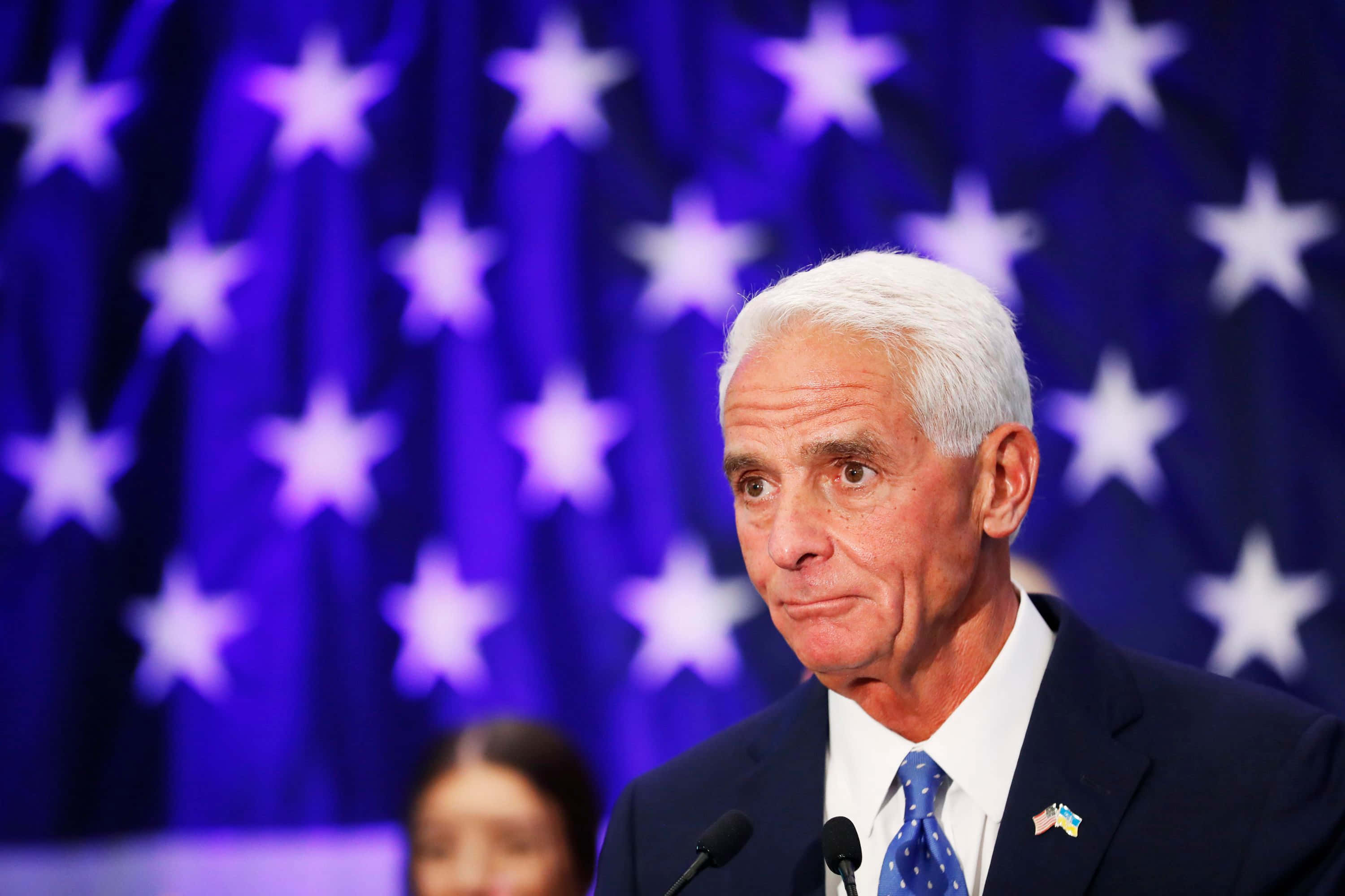 Charlie Crist, suit, podium, 2K Desktop Wallpaper