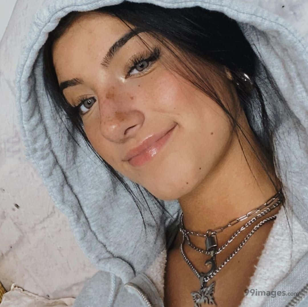 Charlie Damelio, gray hoodie, silver necklaces, SD Desktop Wallpaper