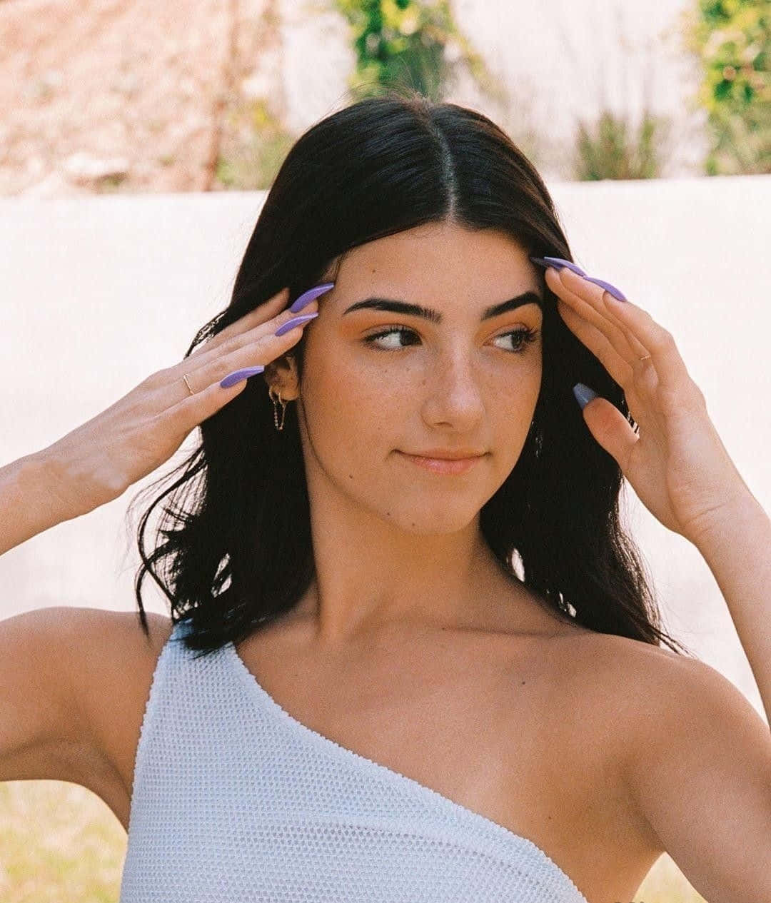 Charlie Damelio, dark hair, purple nails, SD Phone Wallpaper