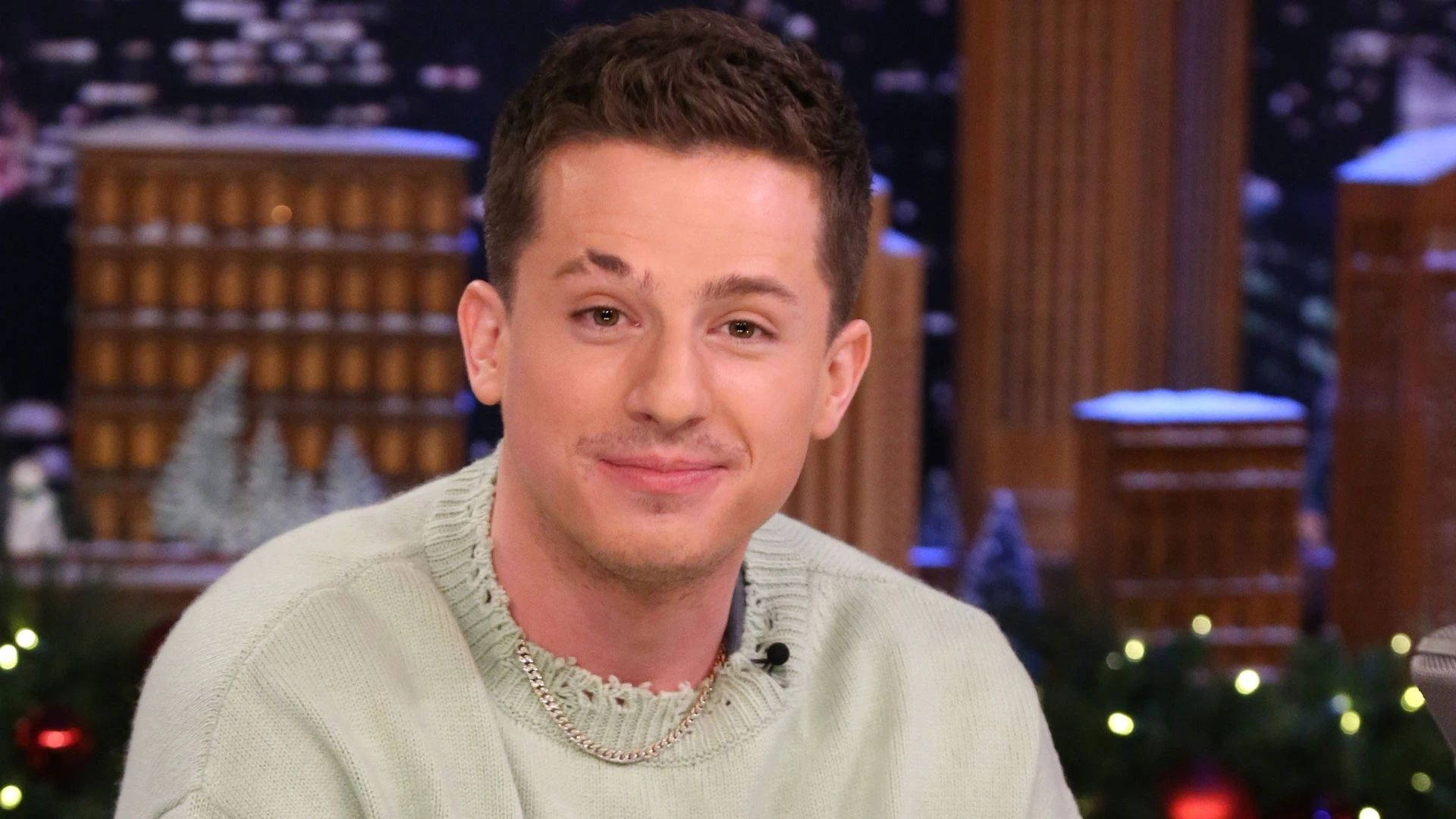 Charlie Puth, light green sweater, festive talk show set, Full HD Desktop Wallpaper