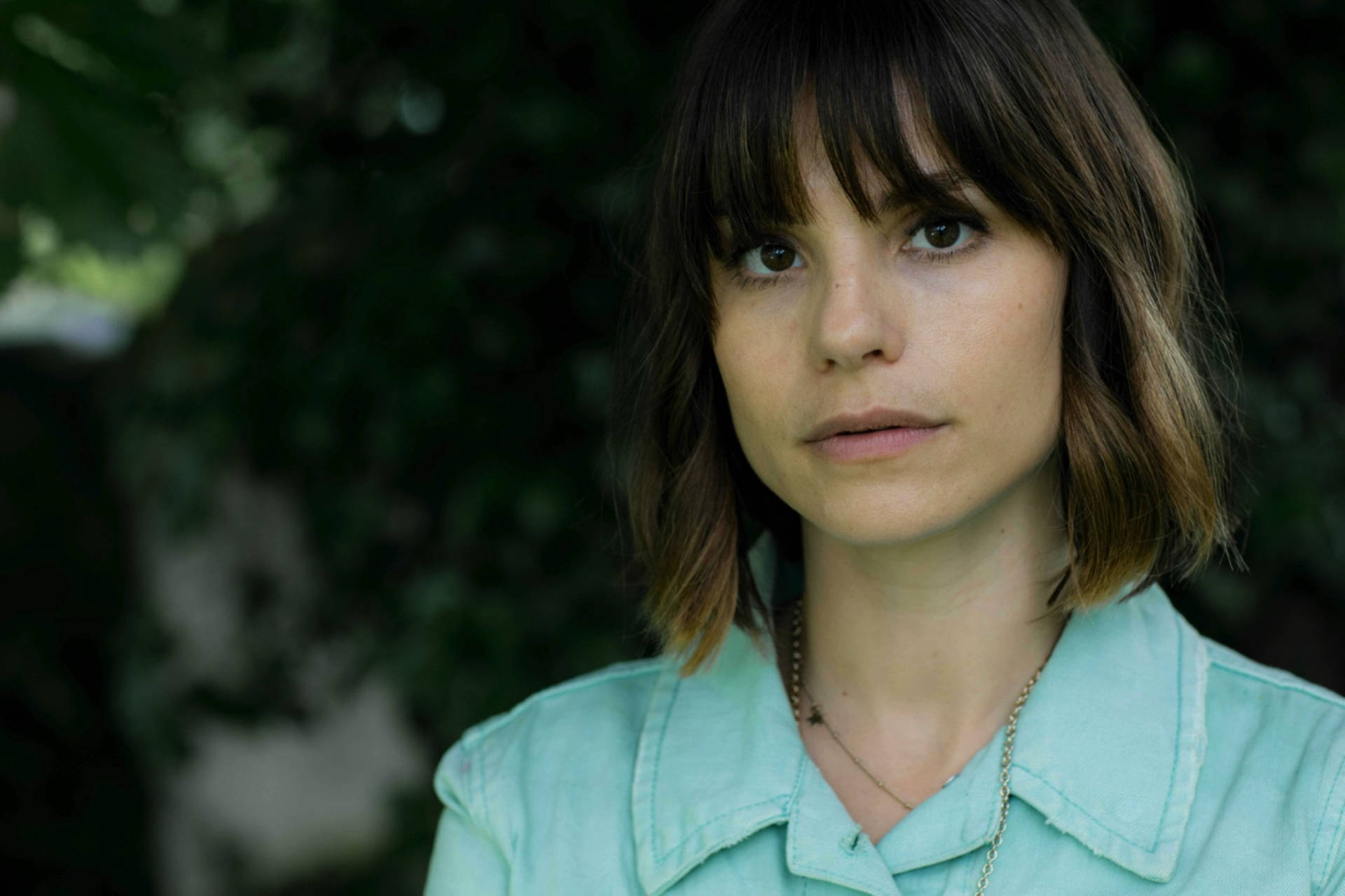 Charlotte Riley, short brown hair, mint green shirt, Full HD Desktop Wallpaper